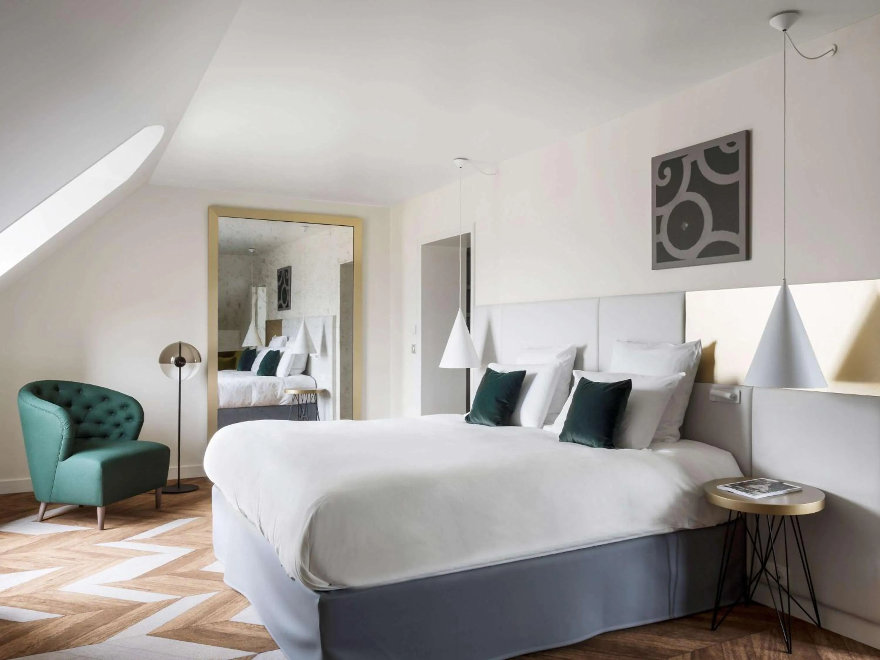 Photo of the whole room, Bed in Le Louis Hotel Versailles Château - MGallery Collection