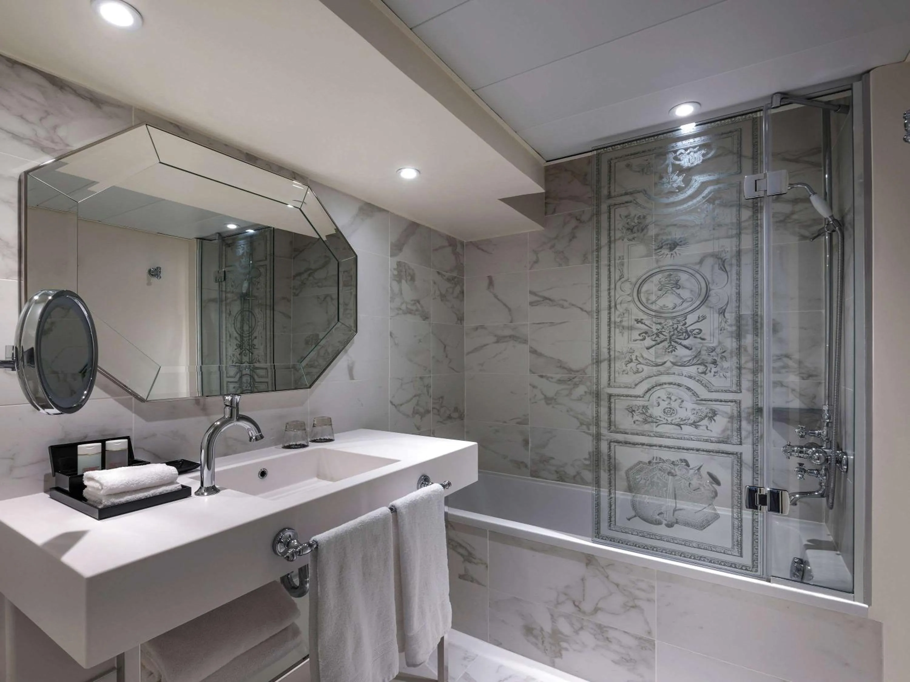 Bathroom in Le Louis Hotel Versailles Château - MGallery Collection