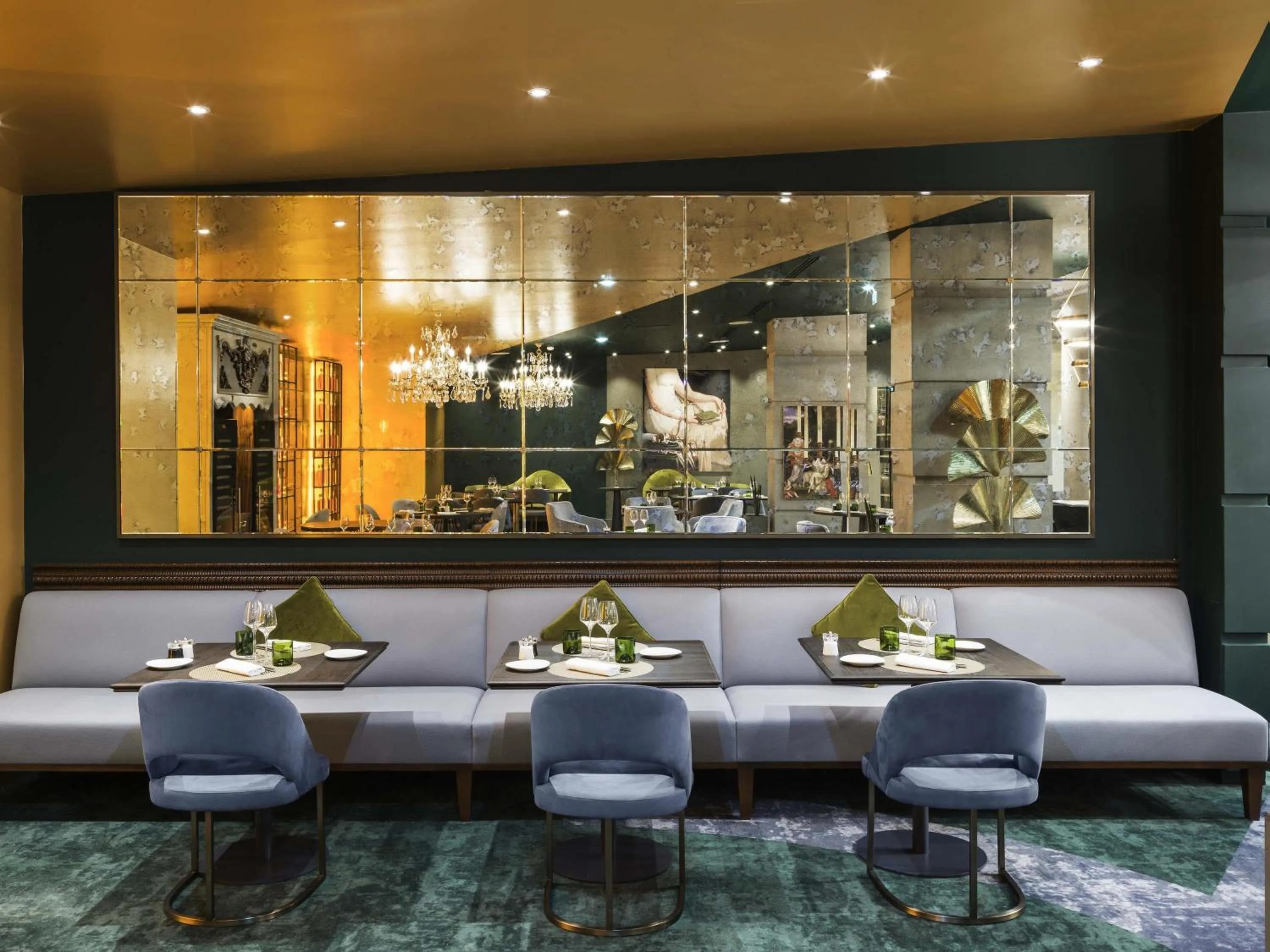 Restaurant/places to eat in Le Louis Hotel Versailles Château - MGallery Collection