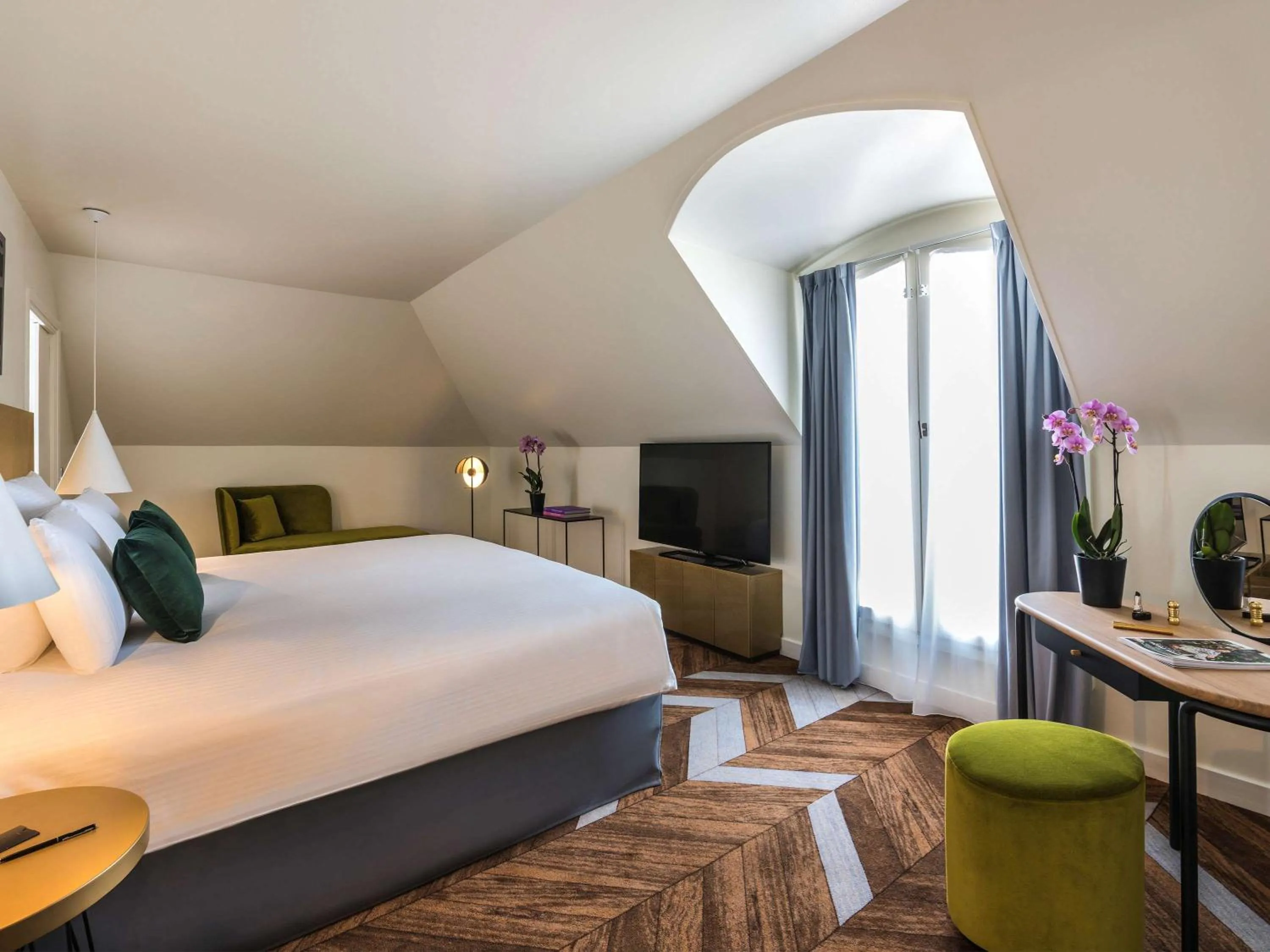 Photo of the whole room, Bed in Le Louis Hotel Versailles Château - MGallery Collection