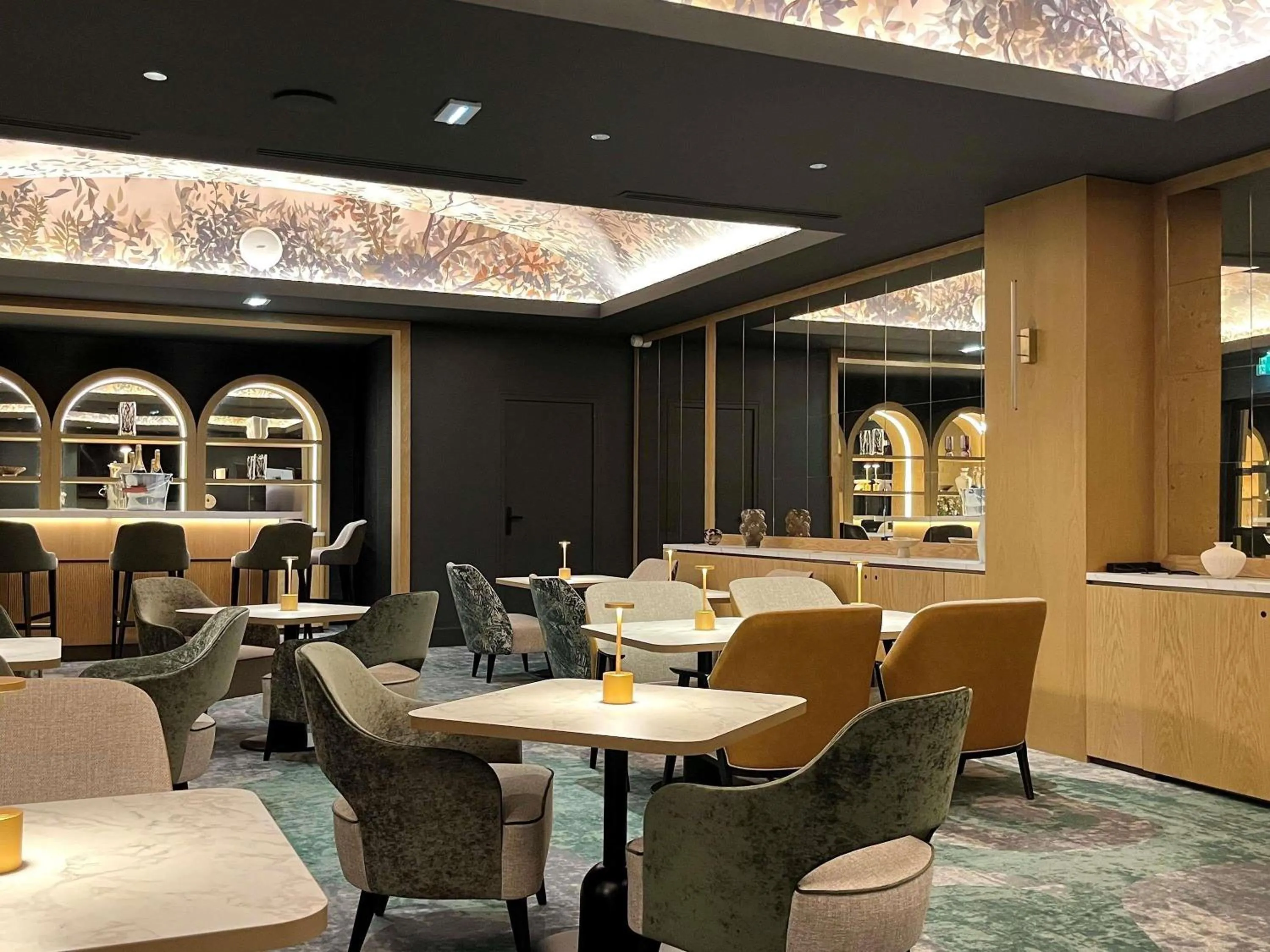 Meeting/conference room in Le Louis Hotel Versailles Château - MGallery Collection