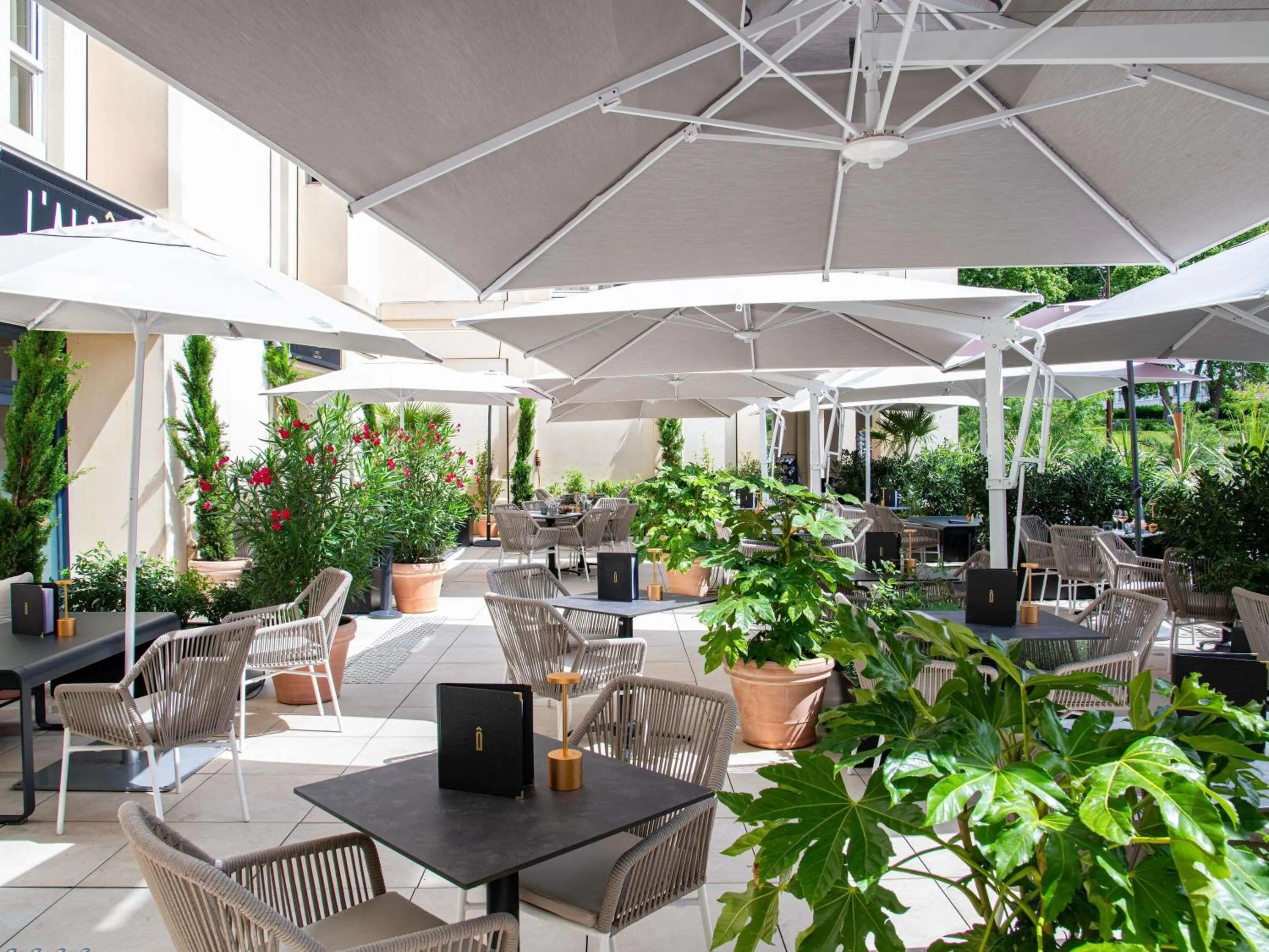 Property building in Le Louis Hotel Versailles Château - MGallery Collection