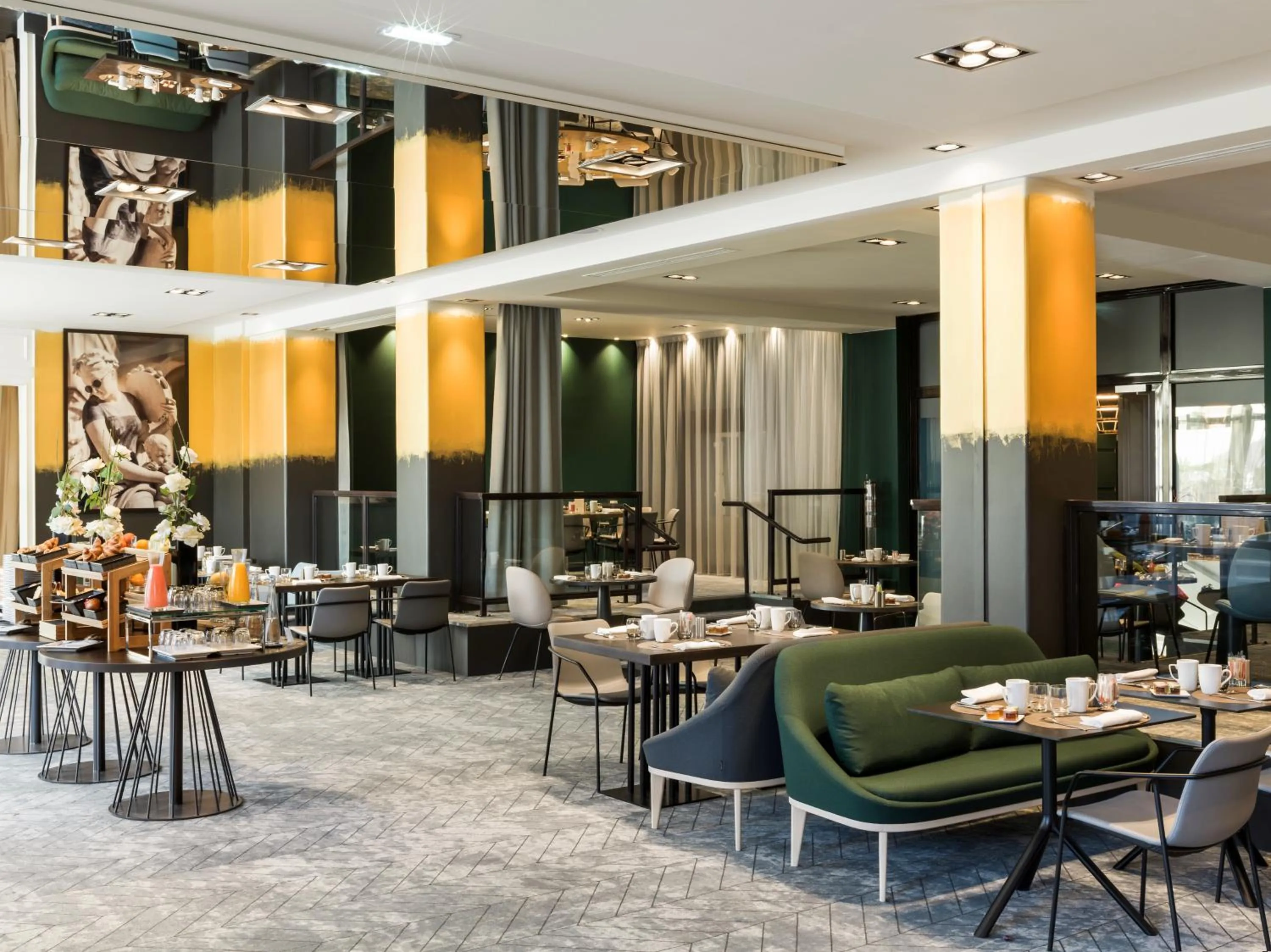 Restaurant/places to eat in Le Louis Hotel Versailles Château - MGallery Collection