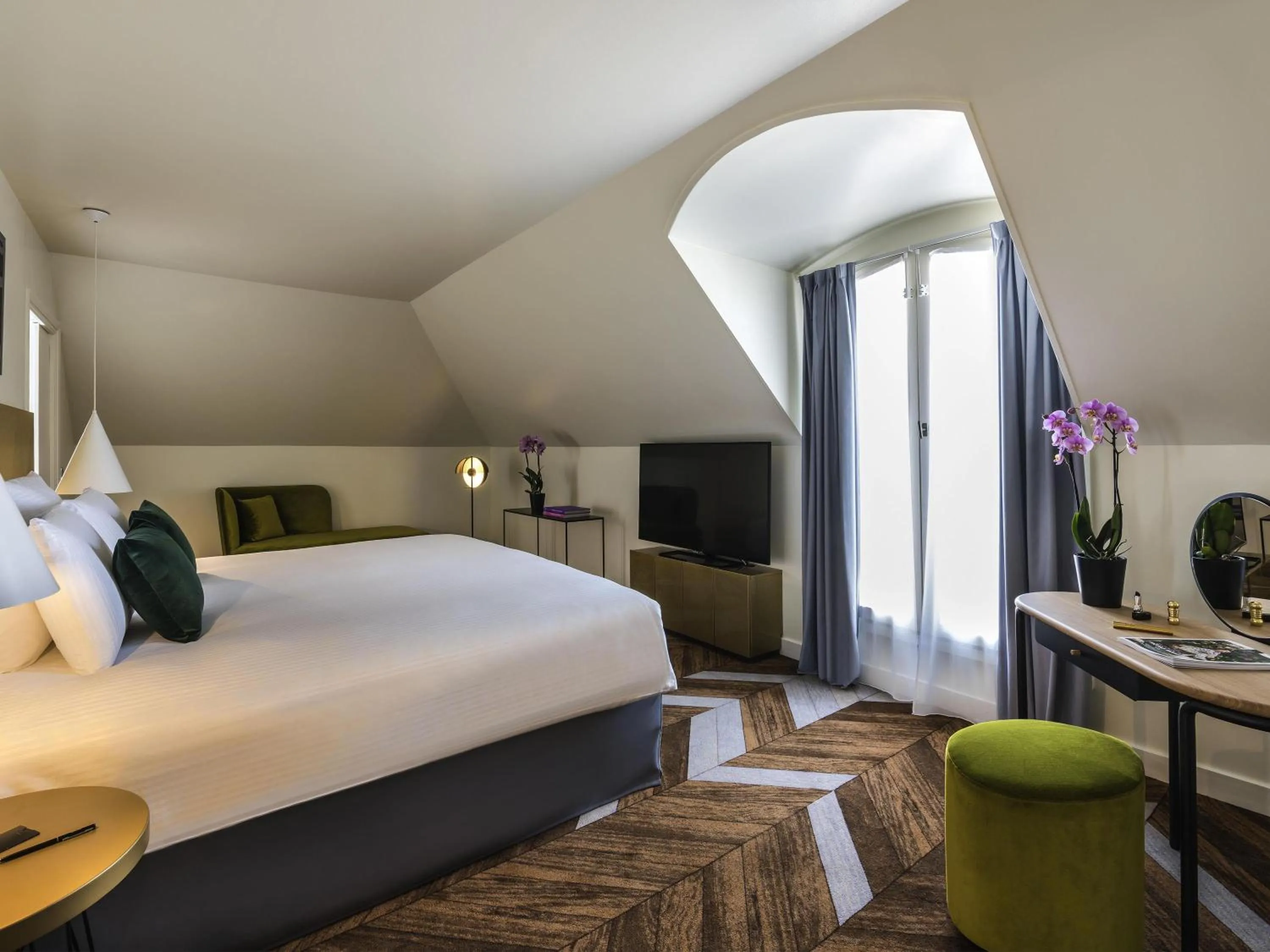 Bedroom, Bed in Le Louis Hotel Versailles Château - MGallery Collection