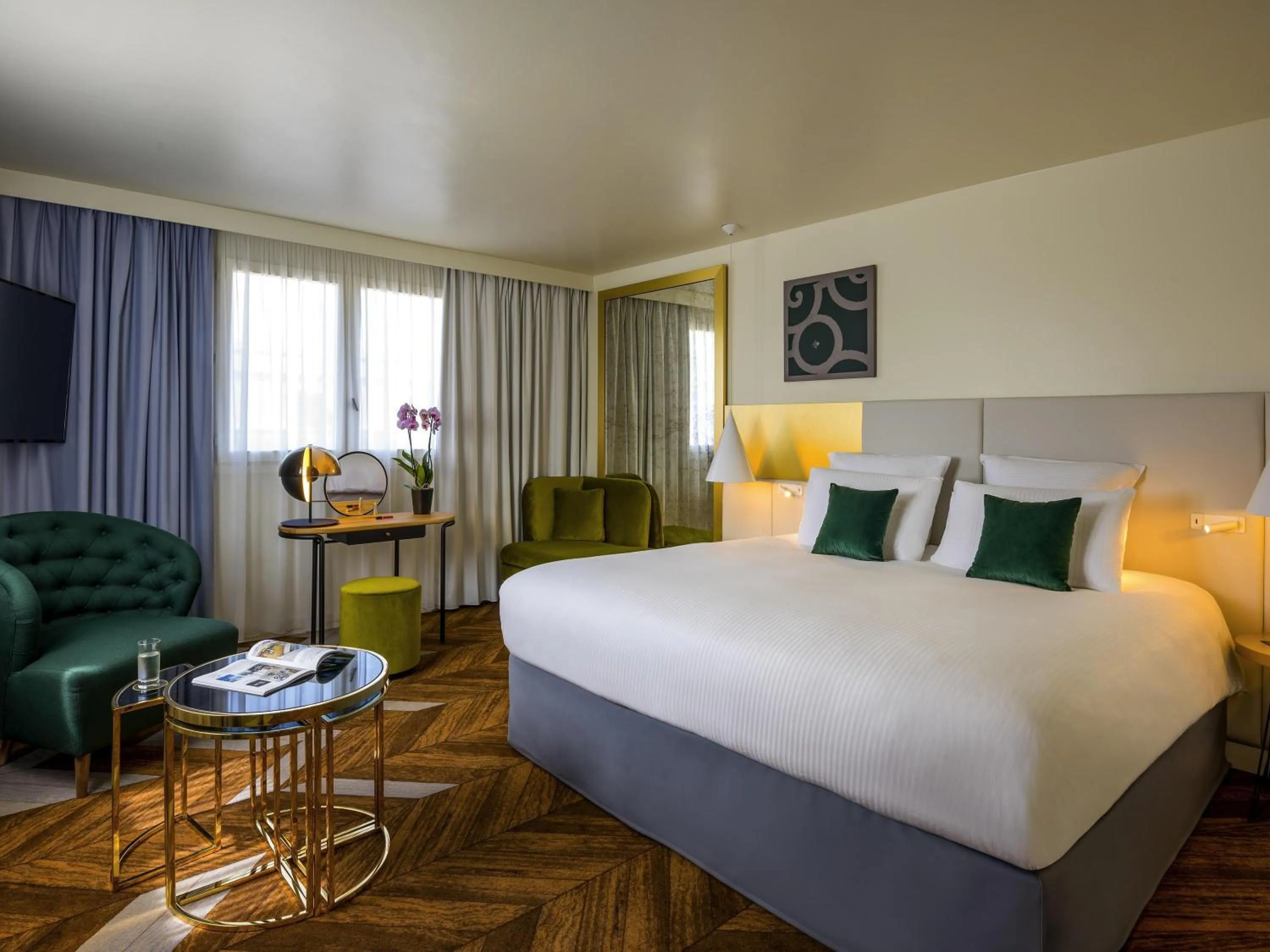 Photo of the whole room, Bed in Le Louis Hotel Versailles Château - MGallery Collection