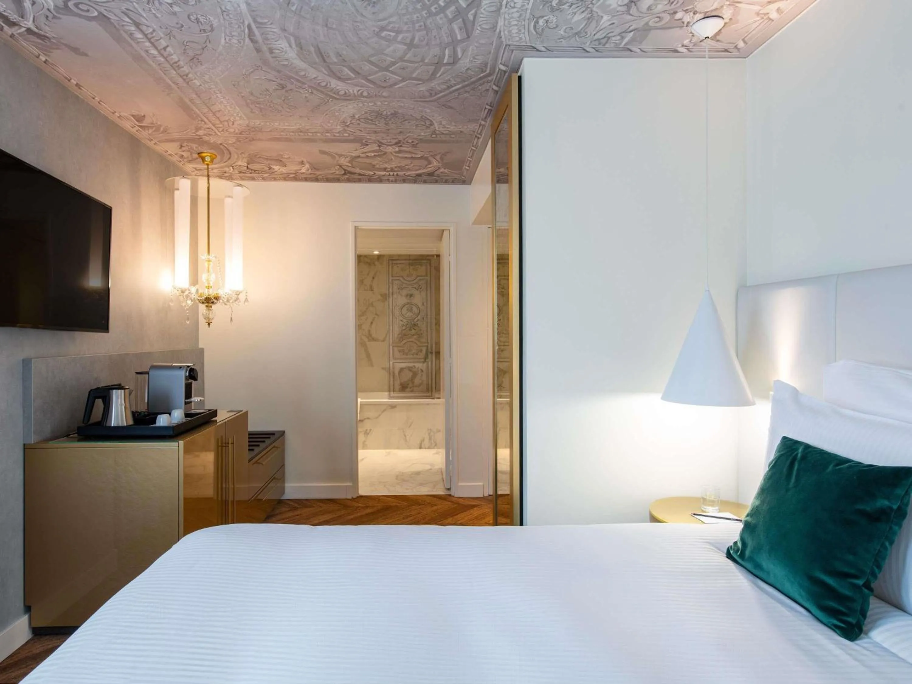 Bedroom, Bed in Le Louis Hotel Versailles Château - MGallery Collection