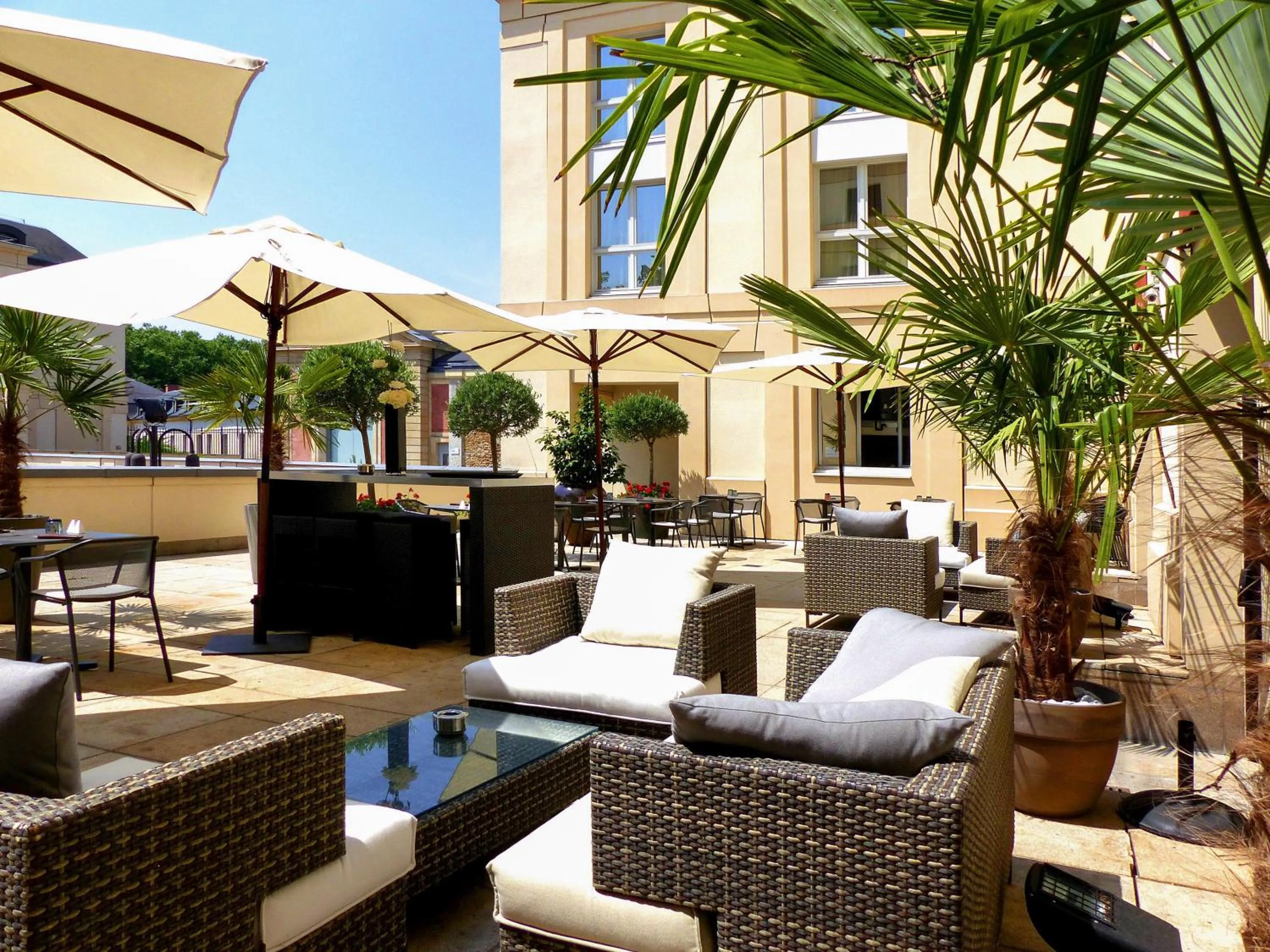 Patio in Le Louis Hotel Versailles Château - MGallery Collection