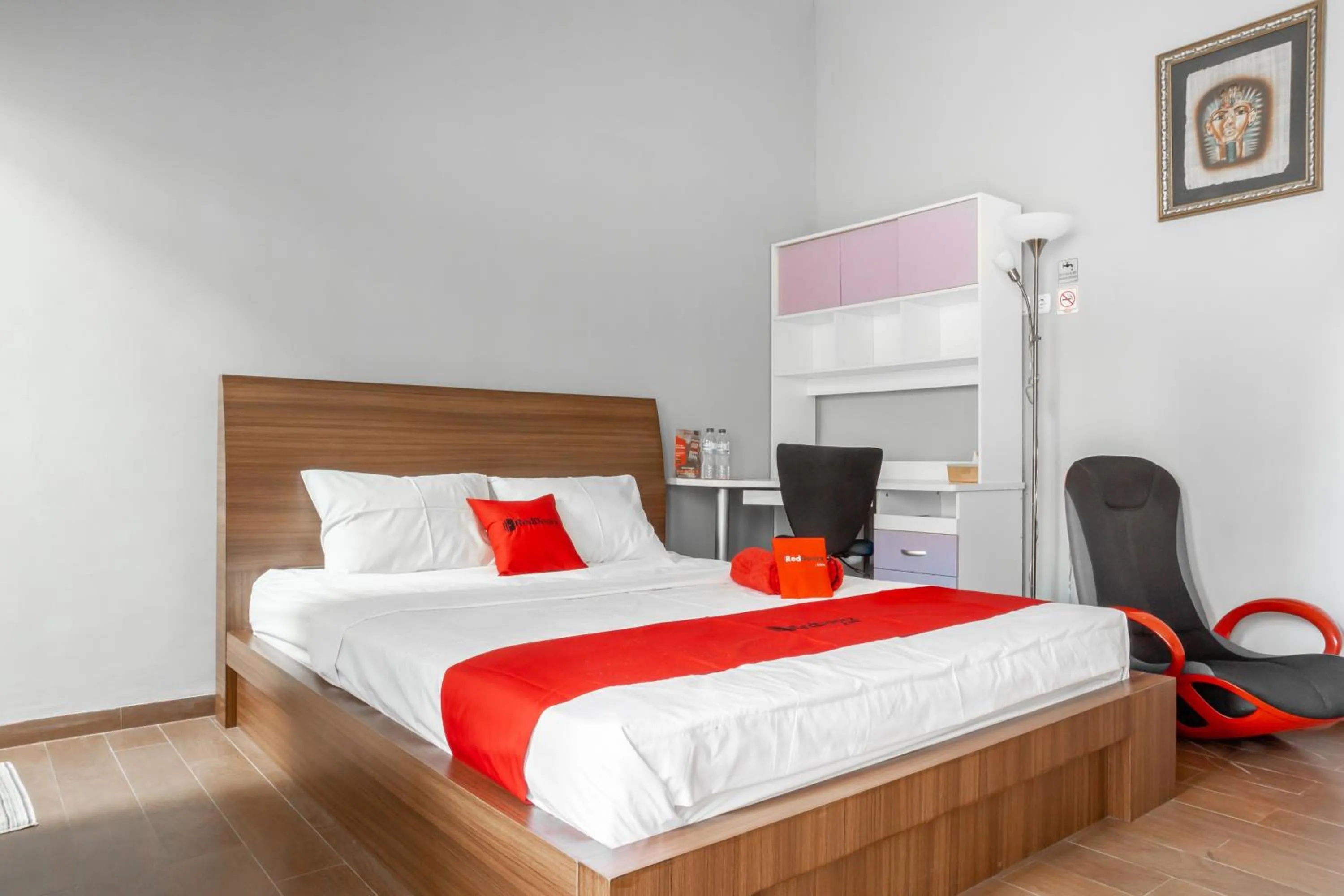 Bedroom, Bed in RedDoorz Syariah near RRI Malang