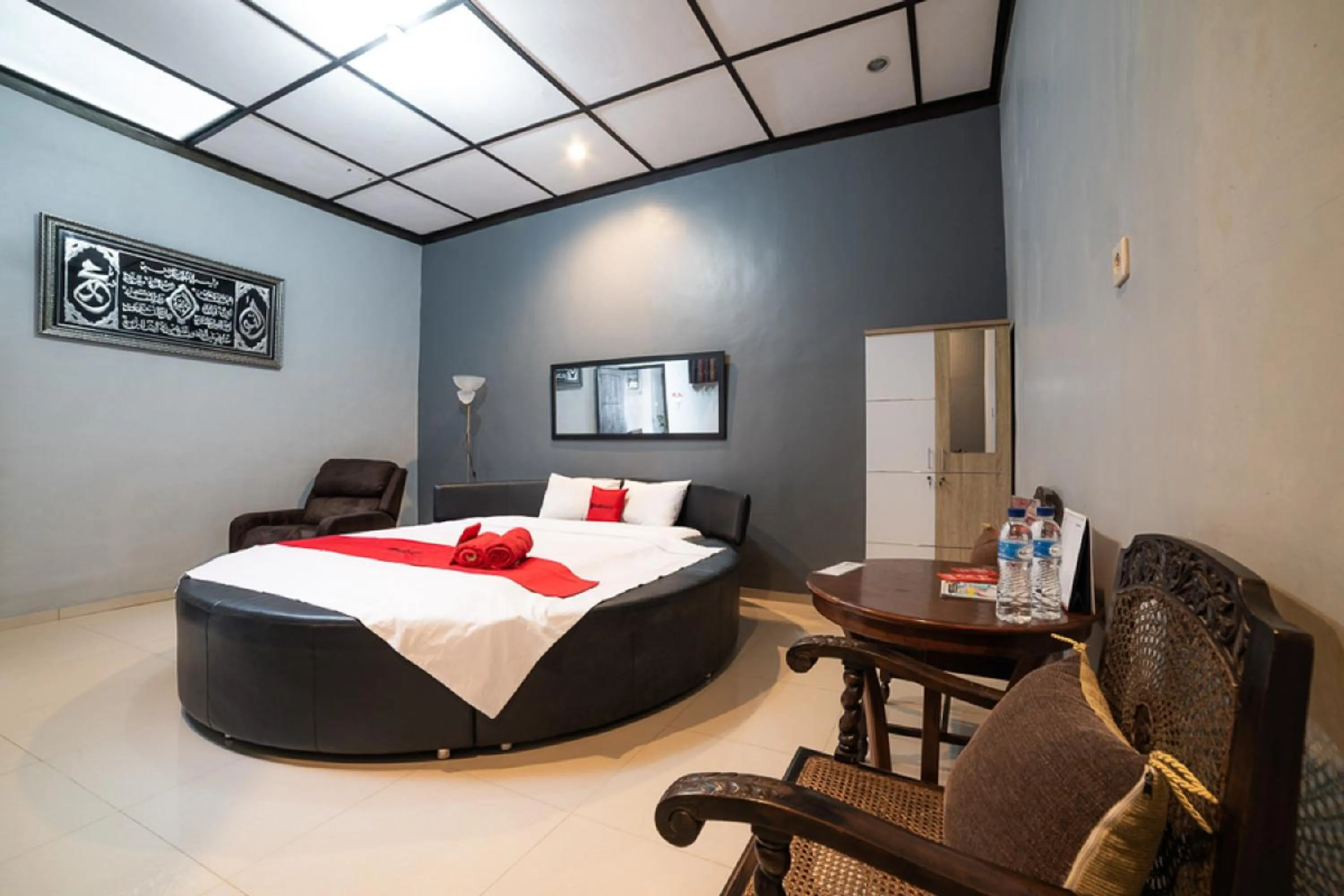 Bedroom, Bed in RedDoorz Syariah near RRI Malang