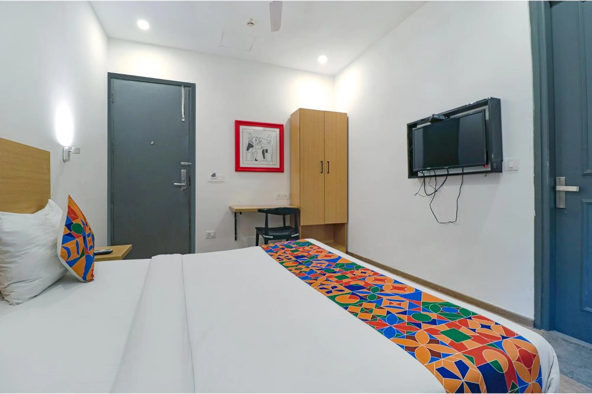 Bedroom, Bed in FabHotel Destiny Inn - Nr Medanta Hospital