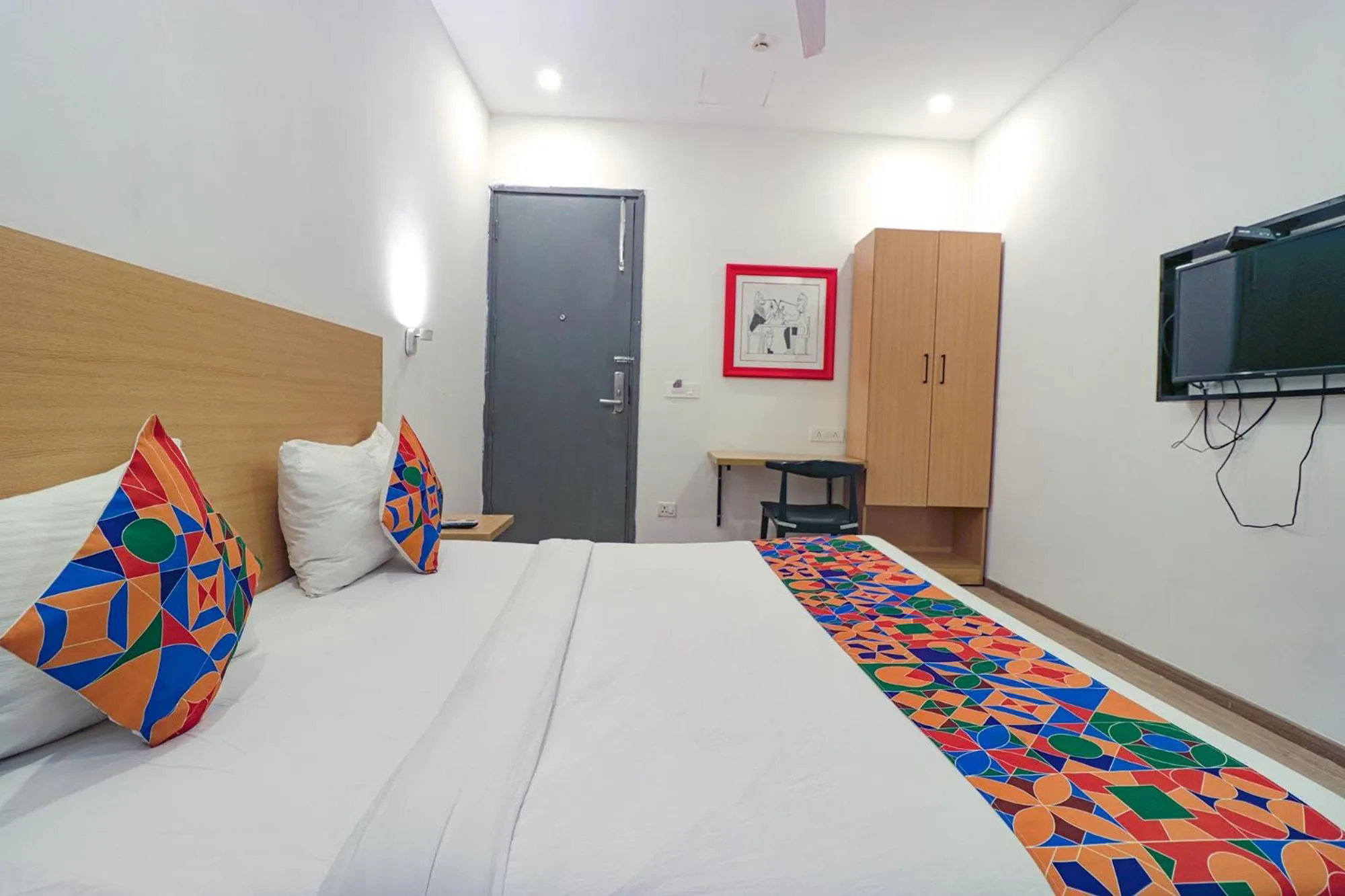 Bedroom, Bed in FabHotel Destiny Inn - Nr Medanta Hospital