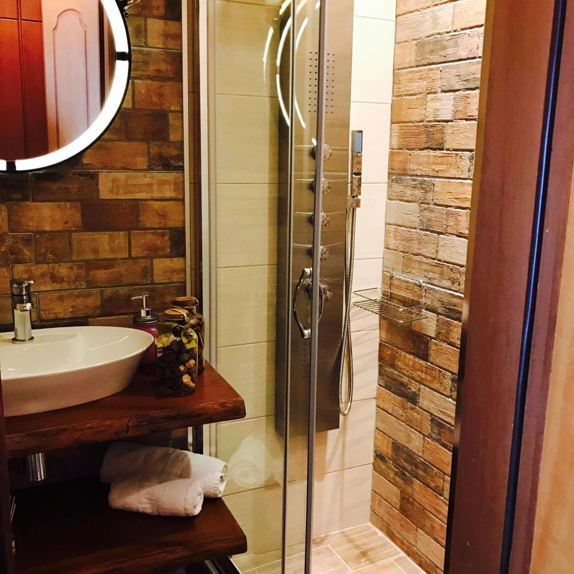 Bathroom in Hotel Papagalos