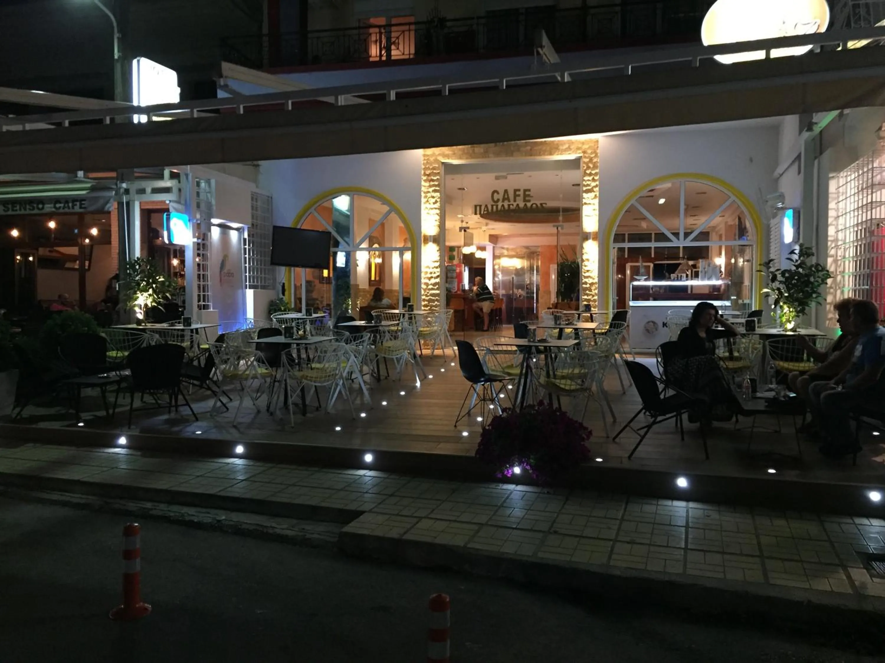 Facade/entrance in Hotel Papagalos