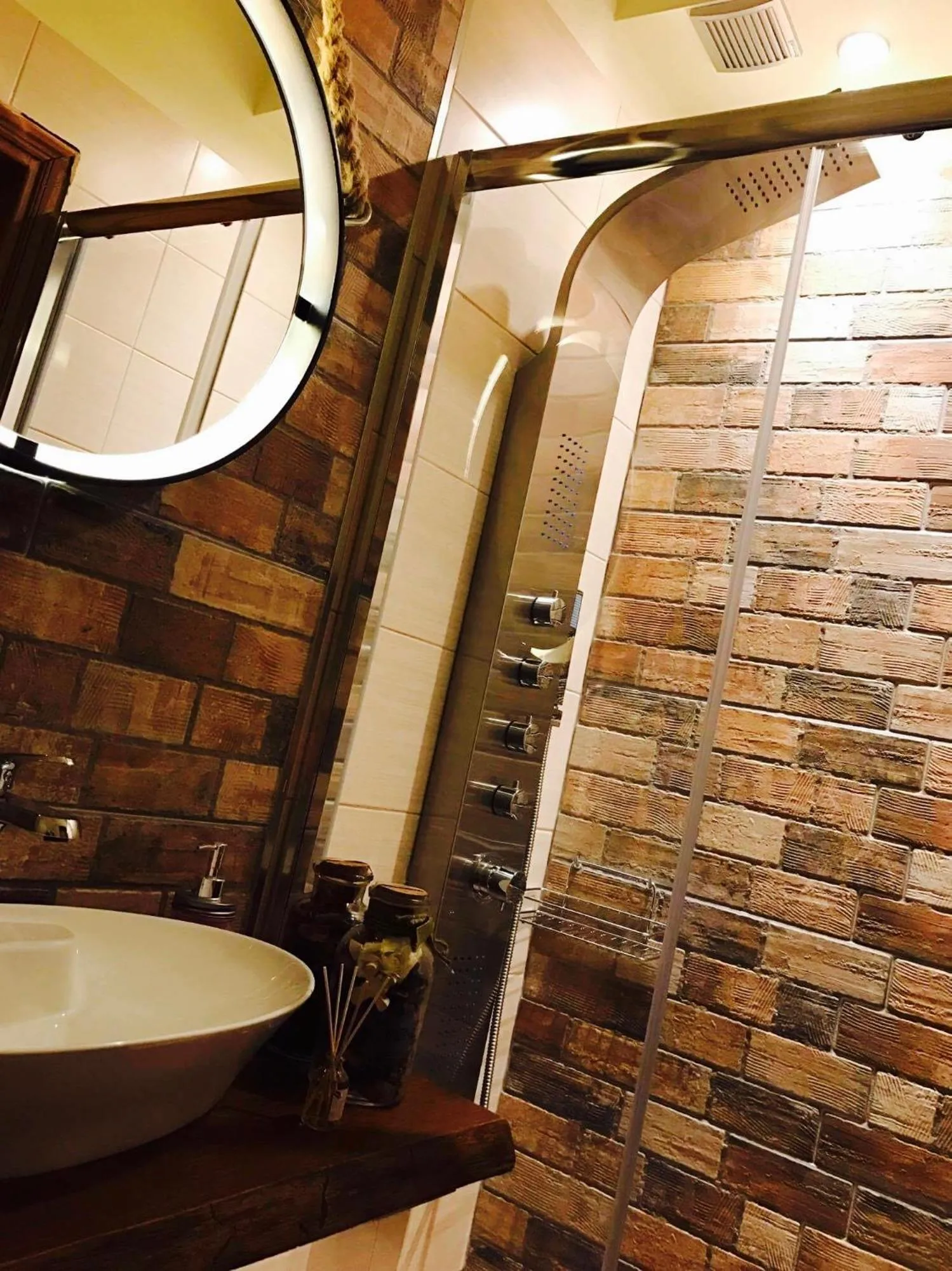 Bathroom in Hotel Papagalos