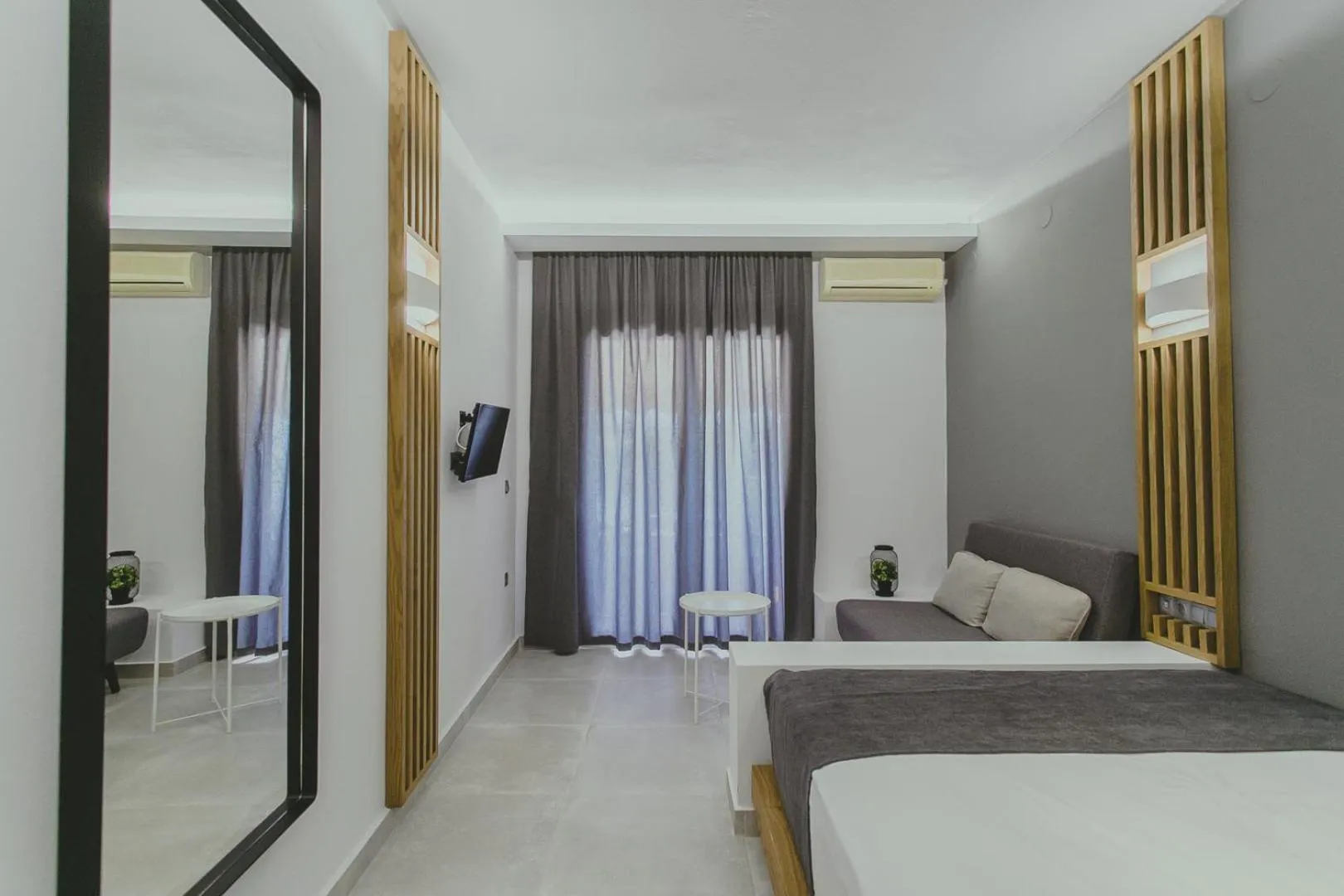 Living room, Bed in Hotel Papagalos