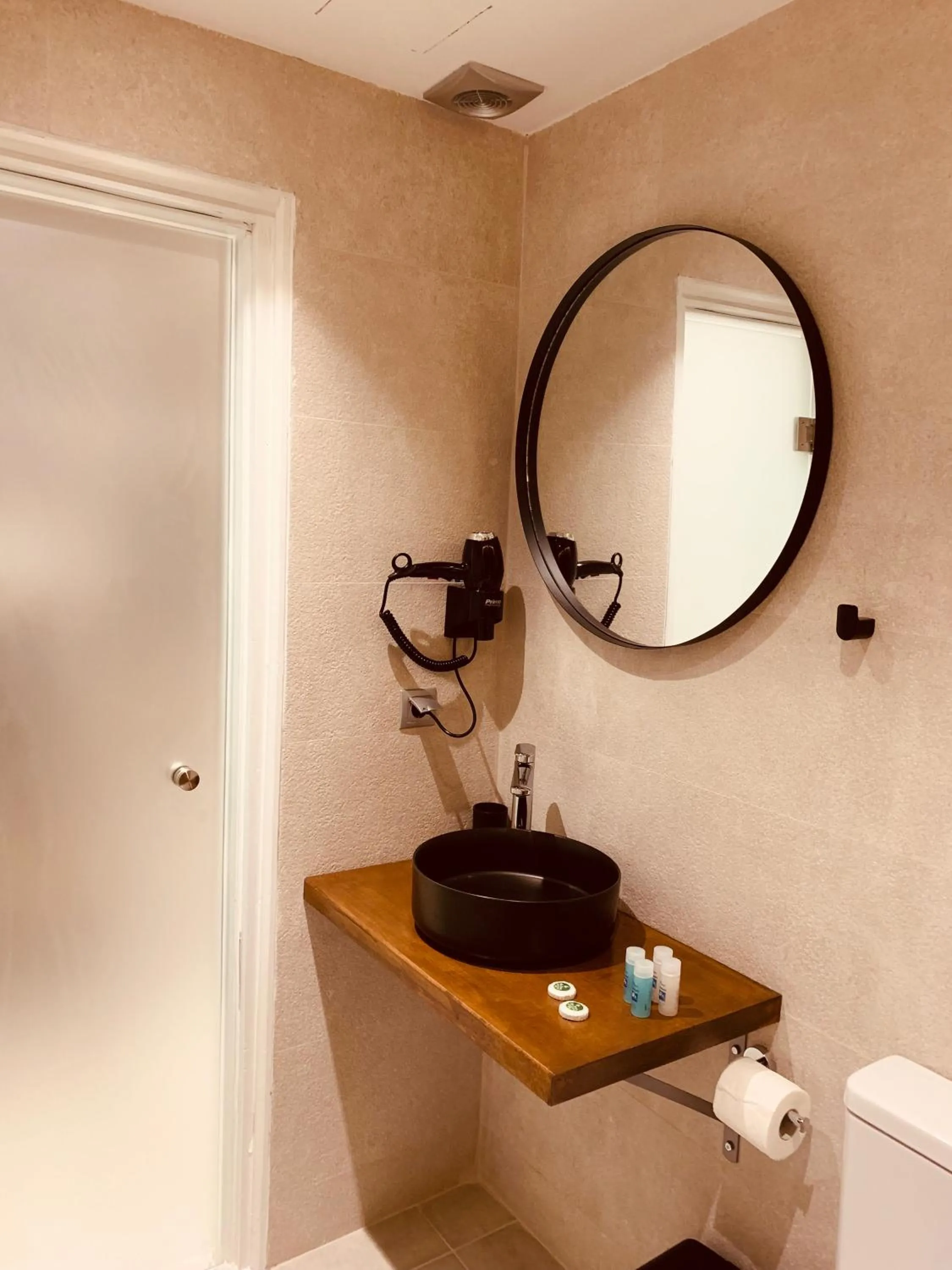 Bathroom in Hotel Papagalos