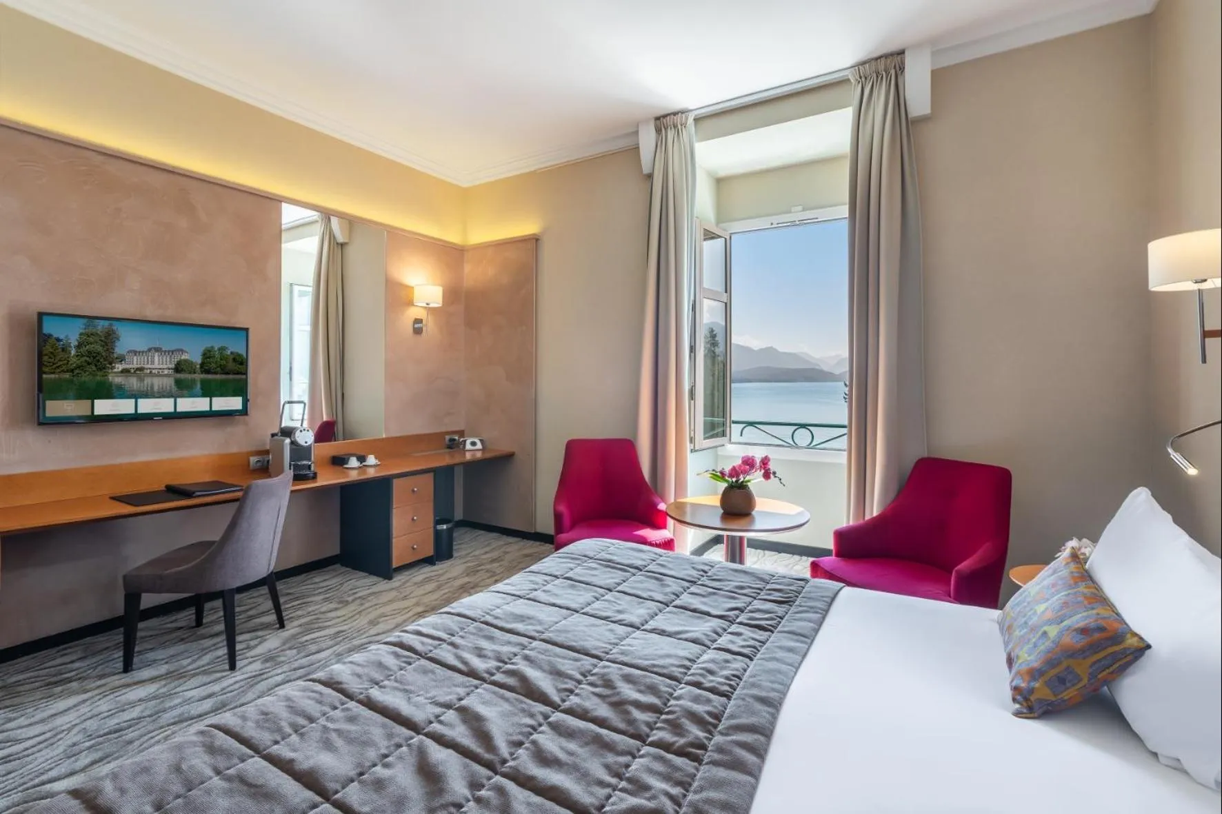 Photo of the whole room, Bed in Impérial Palace