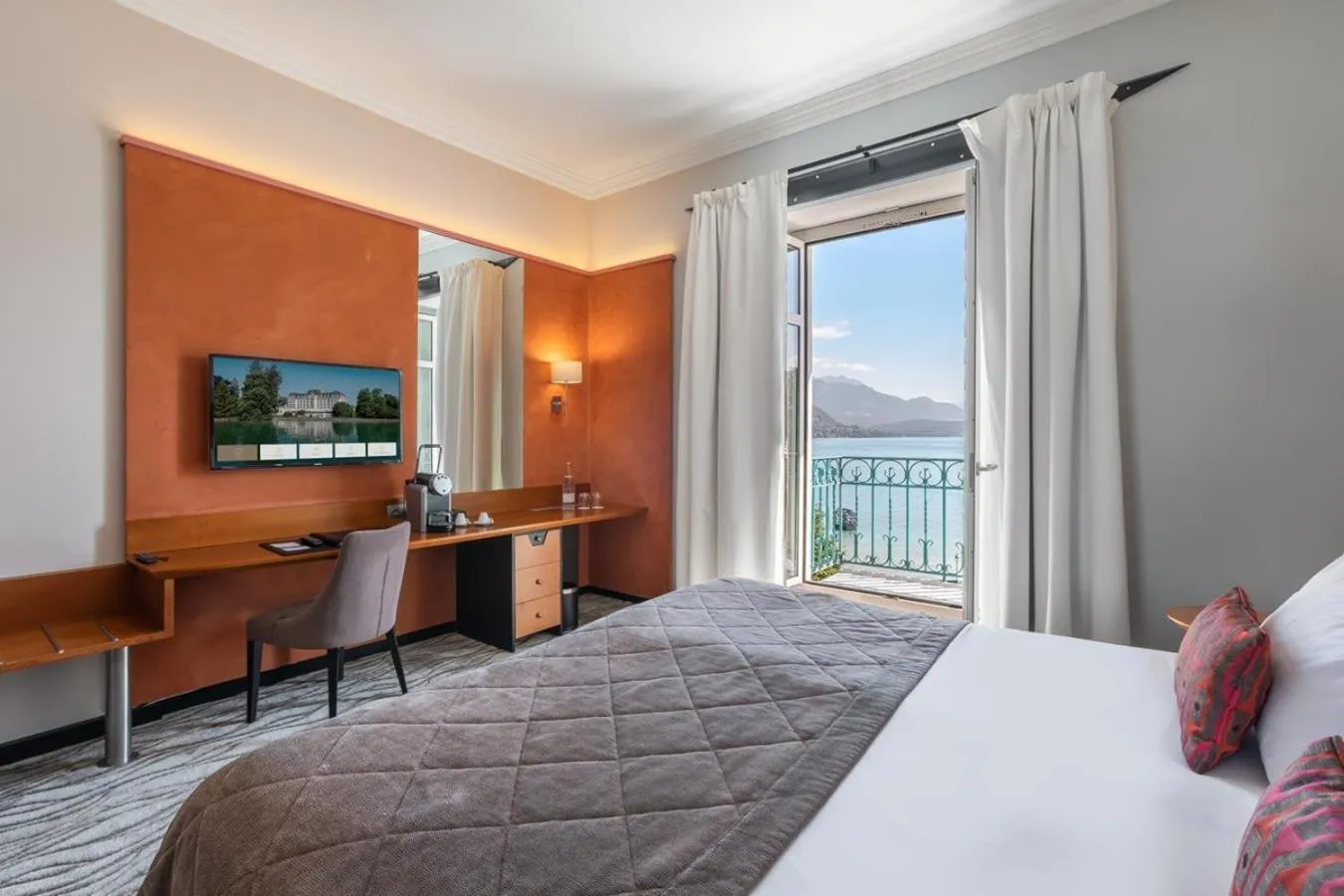 Photo of the whole room, Bed in Impérial Palace