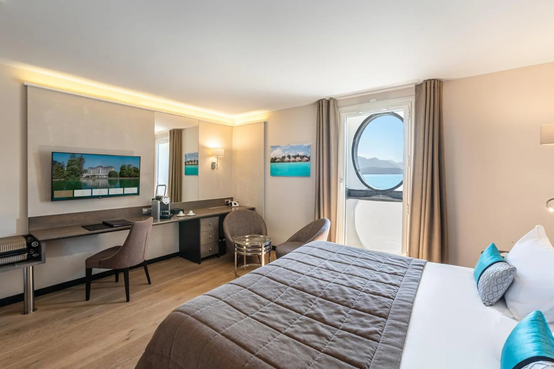 Photo of the whole room, Bed in Impérial Palace