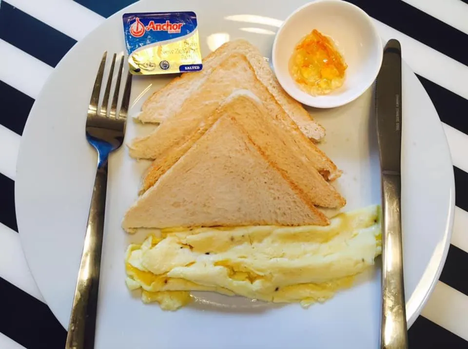 Breakfast in Lindstrom's Inn