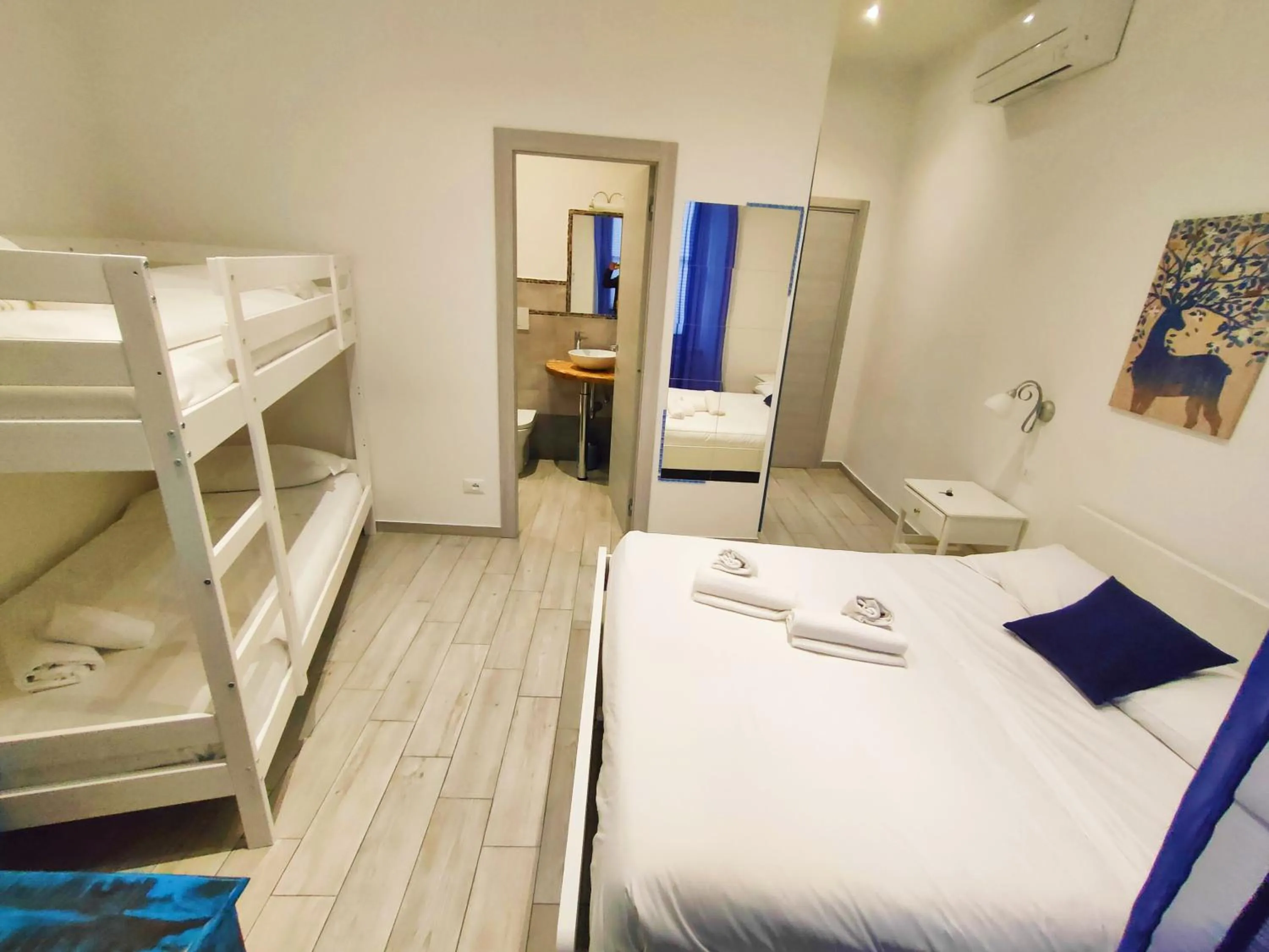 Photo of the whole room, Bed in Rossetti Rooms