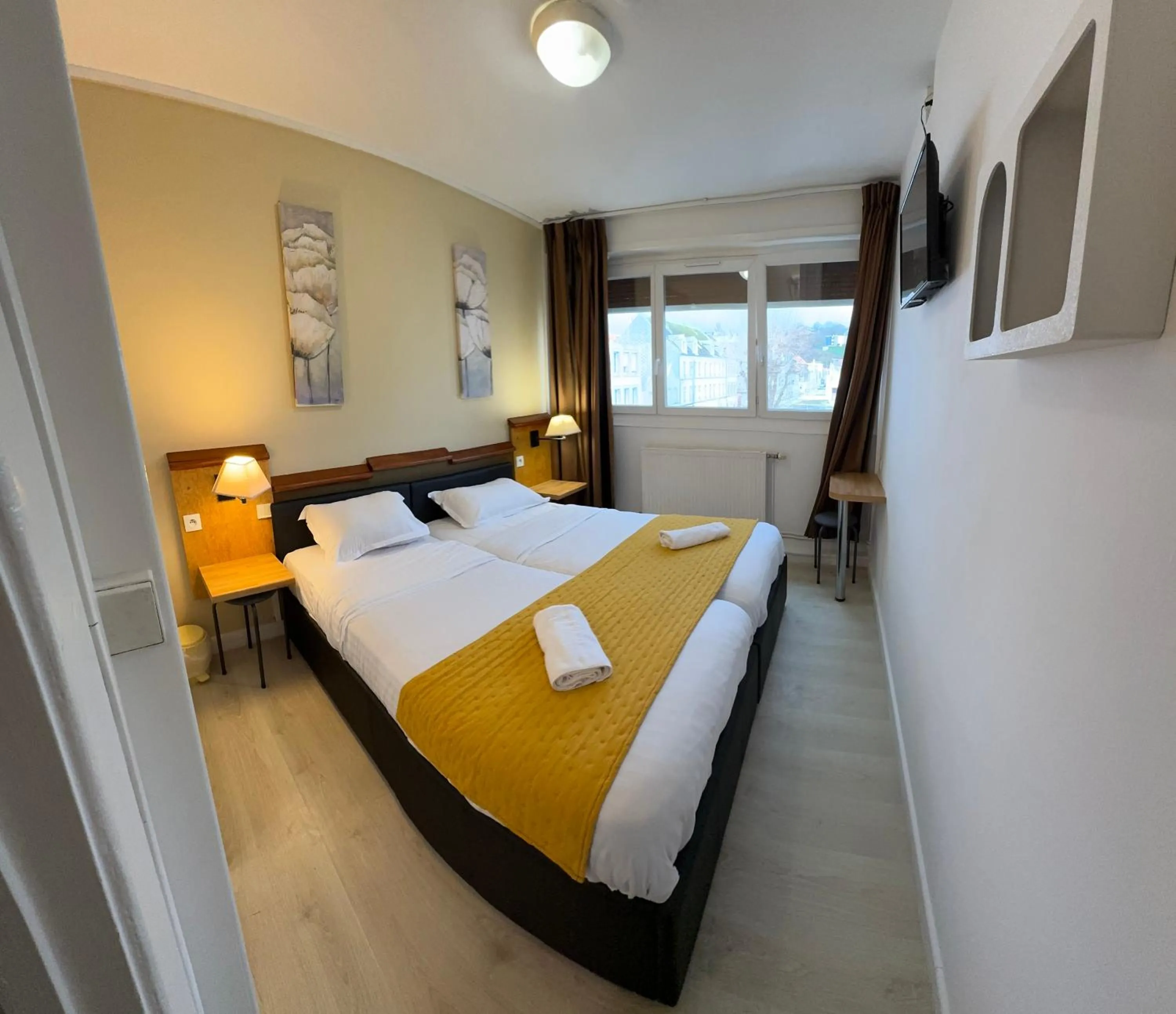 Photo of the whole room, Bed in Hôtel OpalOriental Boulogne Sur Mer - gare ville et centre