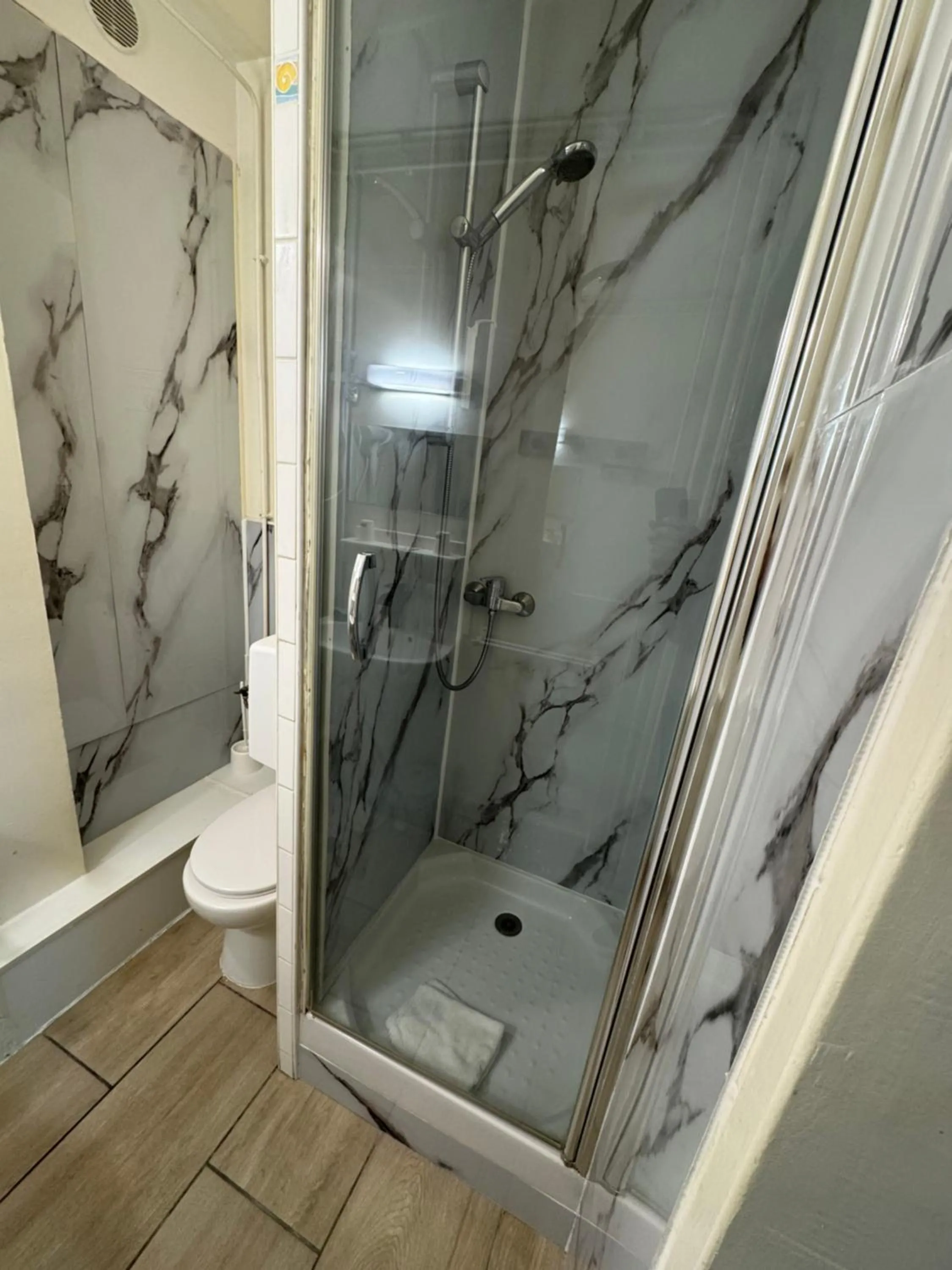 Shower in Hôtel OpalOriental Boulogne Sur Mer - gare ville et centre