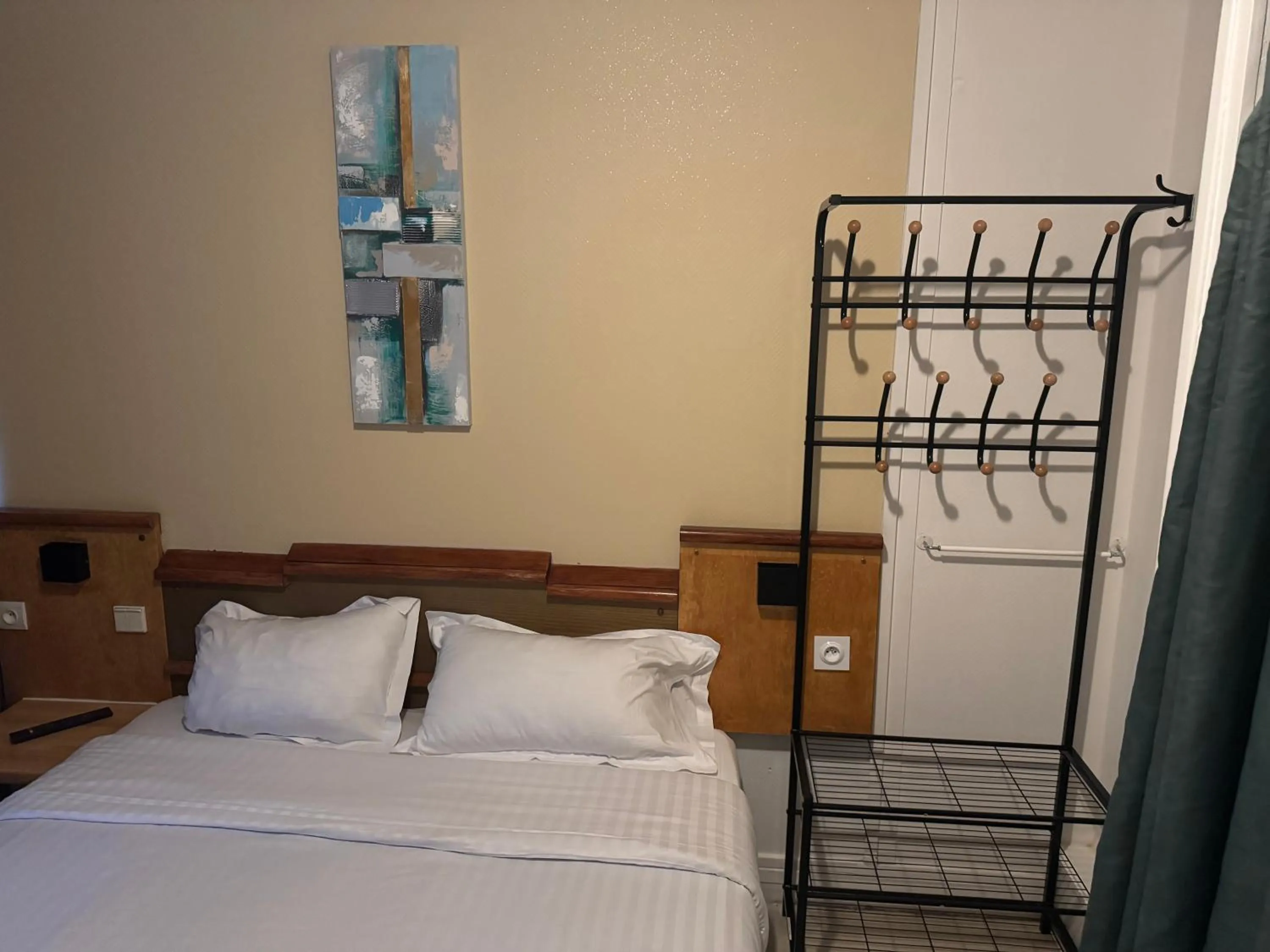 Bedroom, Bed in Hôtel OpalOriental Boulogne Sur Mer - gare ville et centre