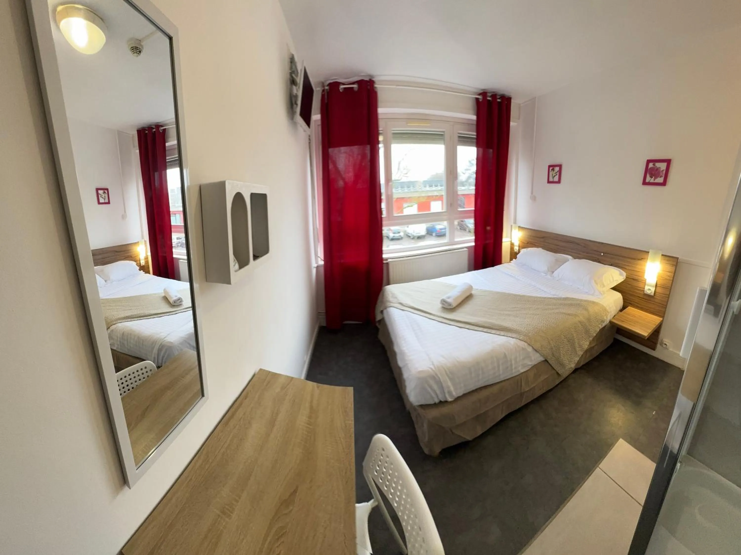 Photo of the whole room, Bed in Hôtel OpalOriental Boulogne Sur Mer - gare ville et centre