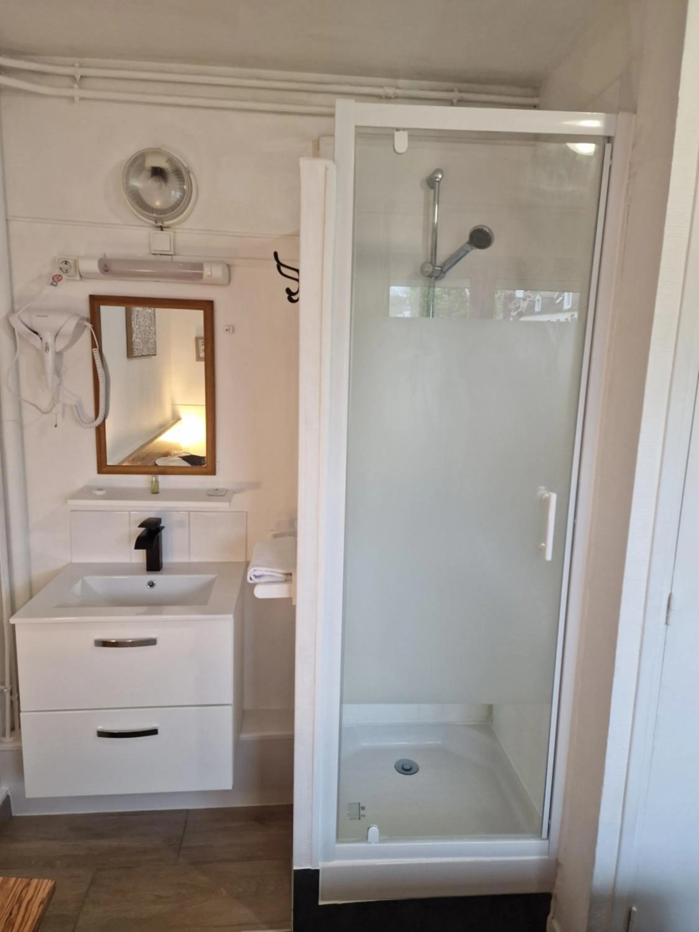 Shower in Hôtel OpalOriental