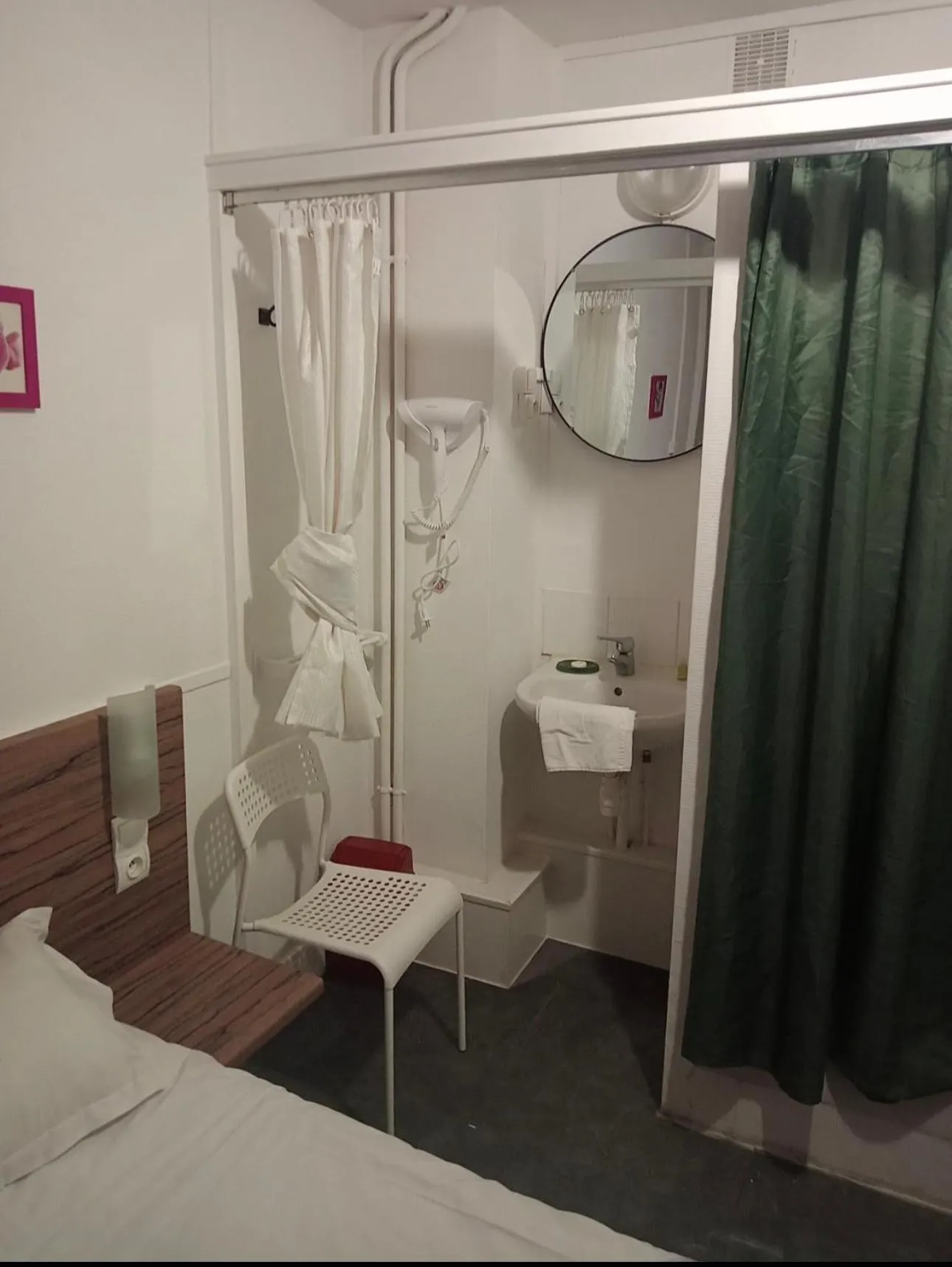 Shower, Bed in Hôtel OpalOriental Boulogne Sur Mer - gare ville et centre
