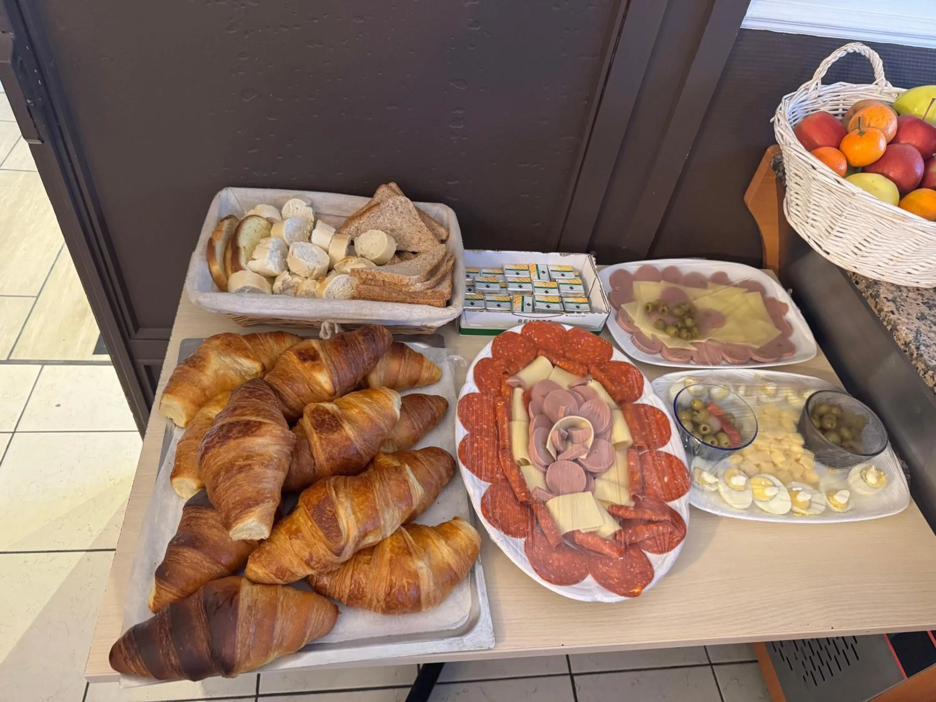 Buffet breakfast in Hôtel OpalOriental Boulogne Sur Mer - gare ville et centre