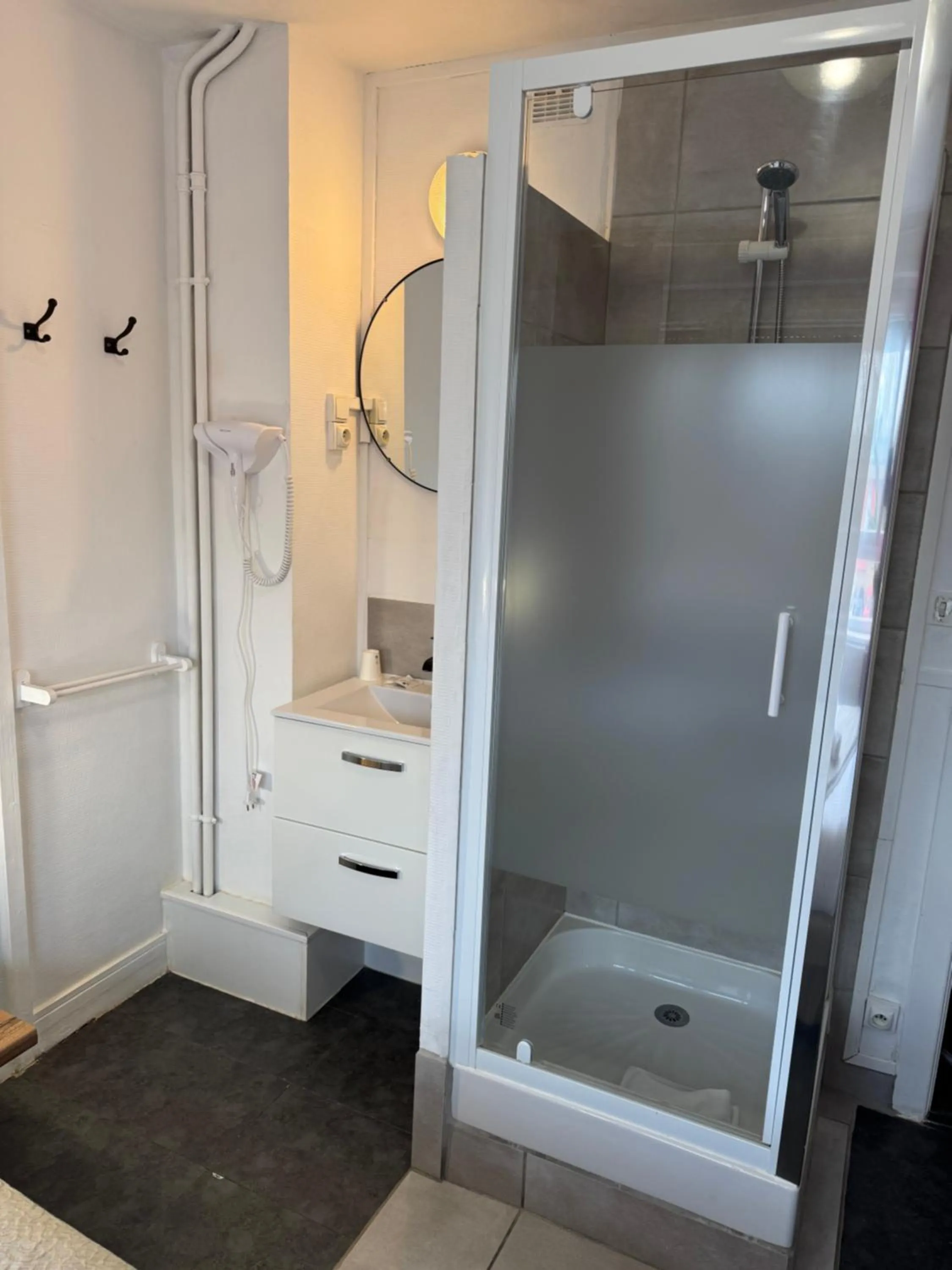 Shower in Hôtel OpalOriental Boulogne Sur Mer - gare ville et centre