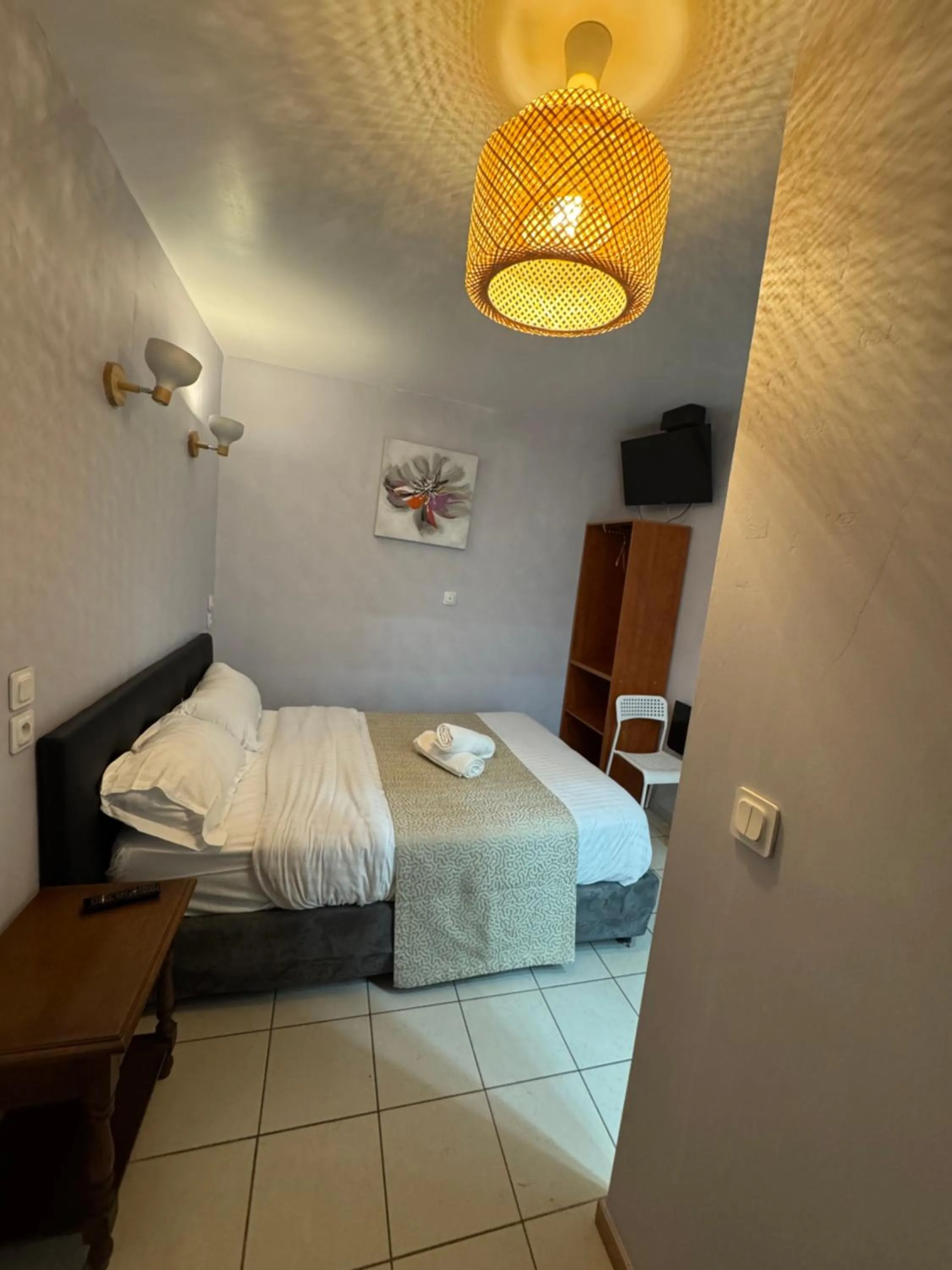 TV and multimedia, Bed in Hôtel OpalOriental Boulogne Sur Mer - gare ville et centre