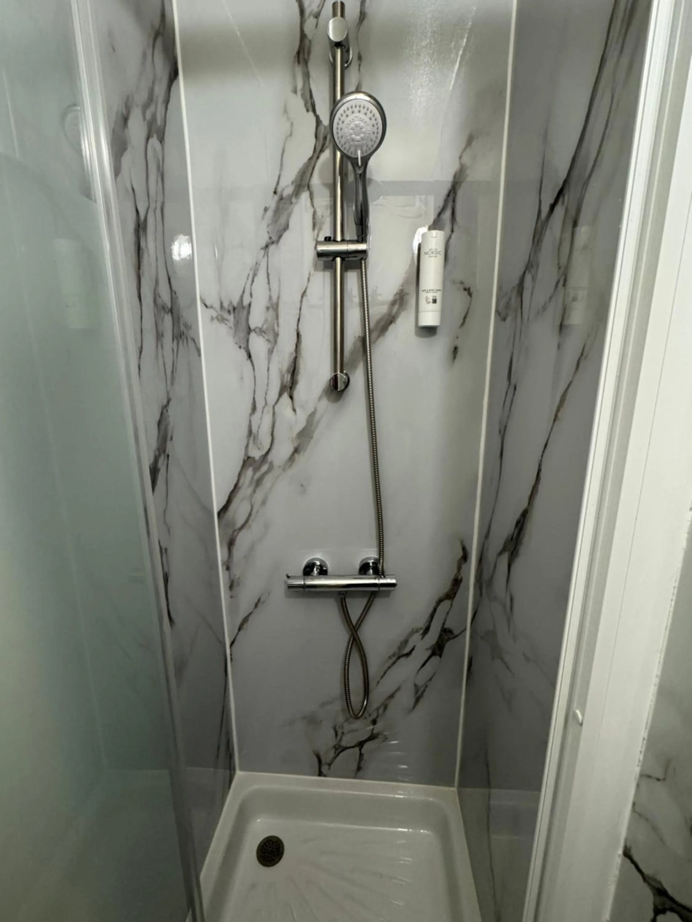 Shower in Hôtel OpalOriental Boulogne Sur Mer - gare ville et centre