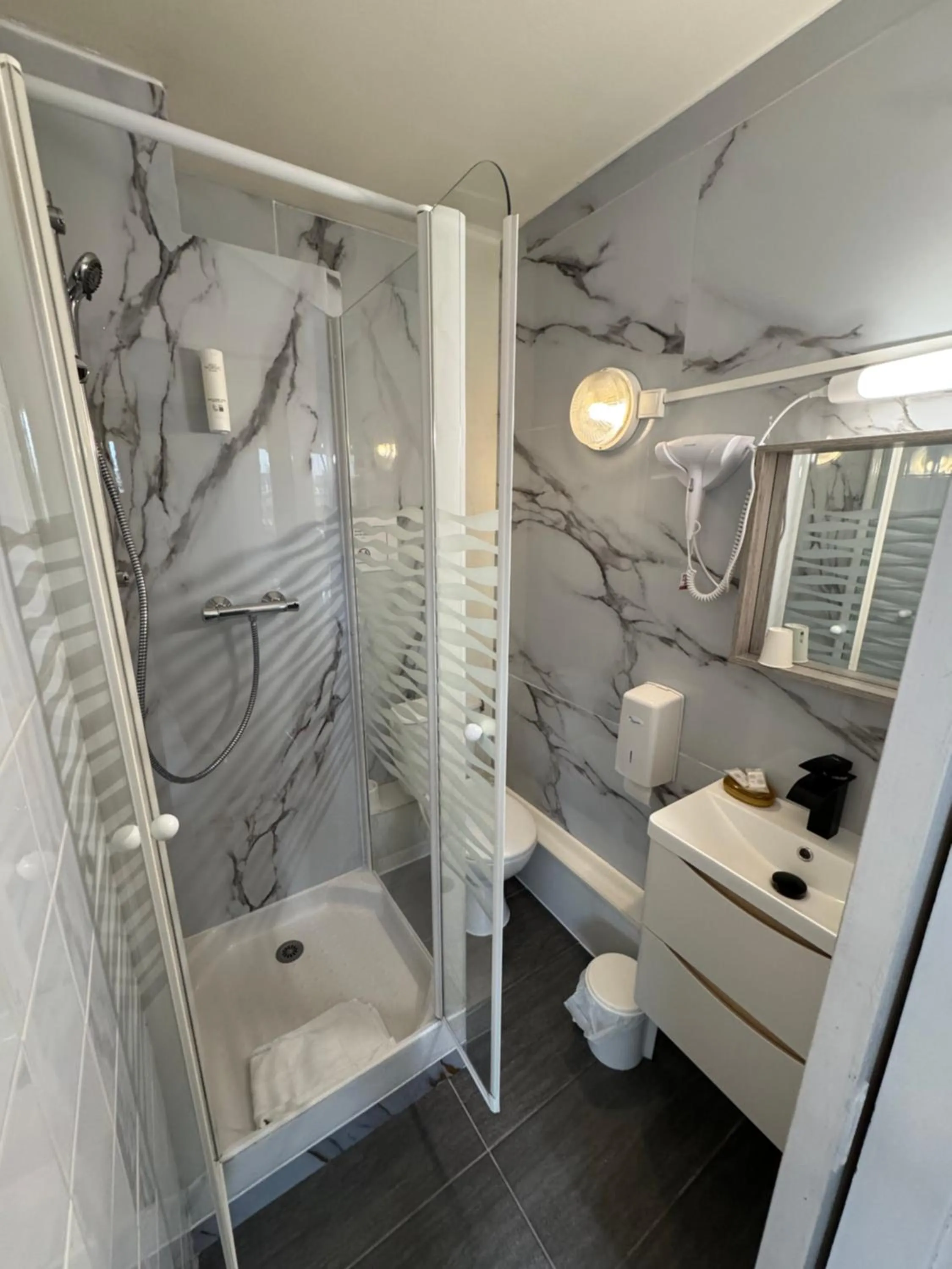 Bathroom in Hôtel OpalOriental Boulogne Sur Mer - gare ville et centre