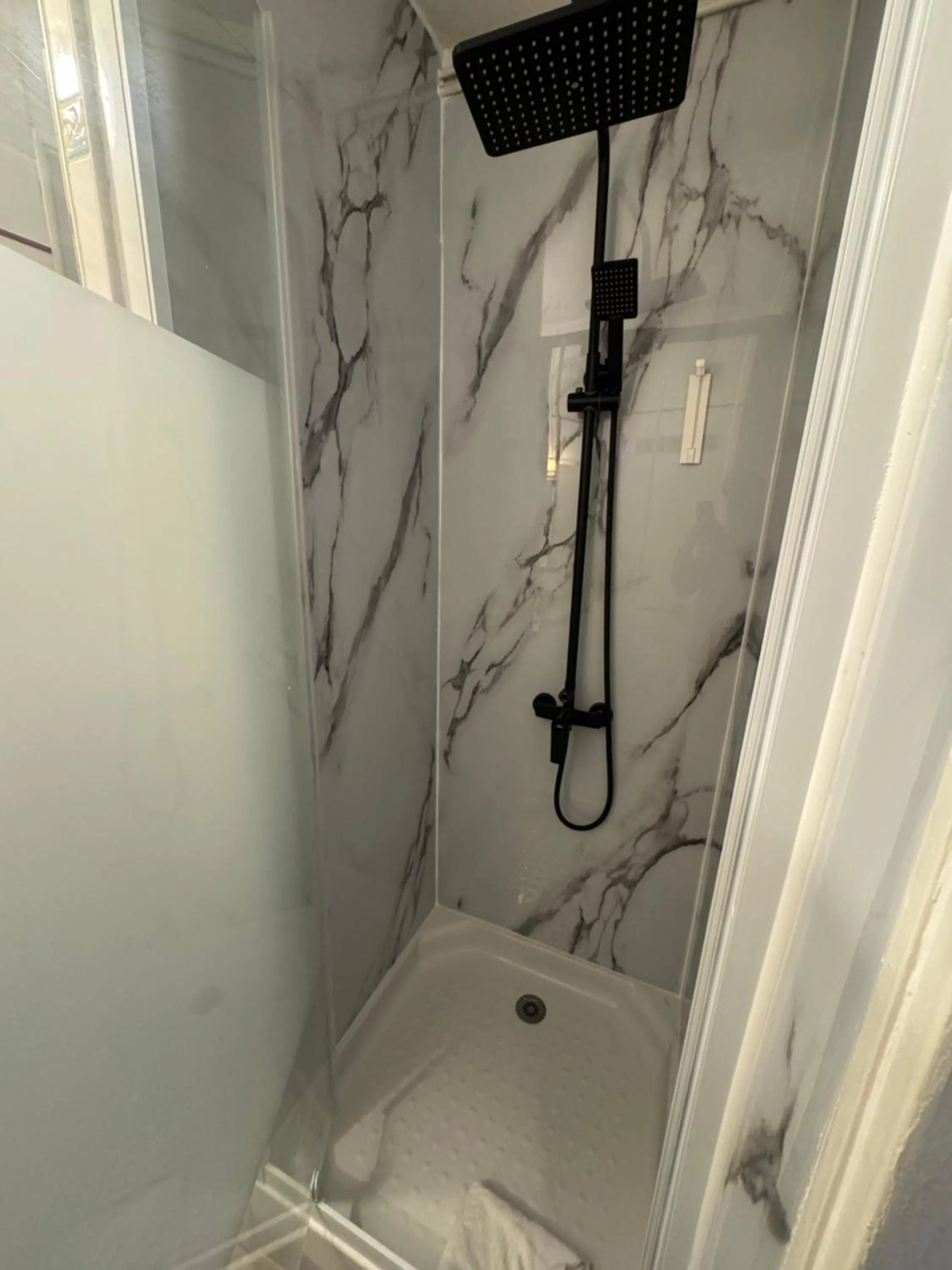 Shower in Hôtel OpalOriental Boulogne Sur Mer - gare ville et centre