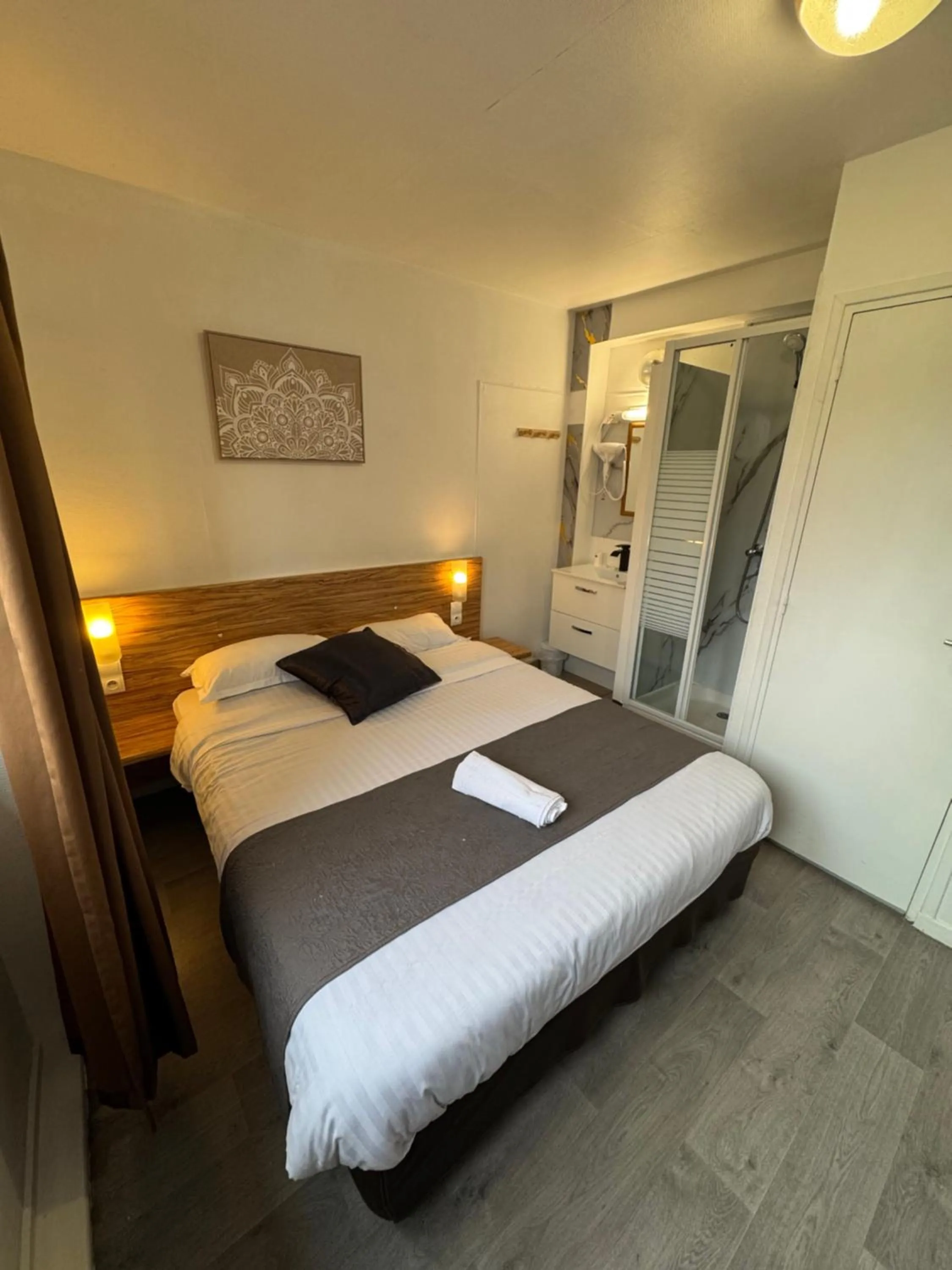 Photo of the whole room, Bed in Hôtel OpalOriental Boulogne Sur Mer - gare ville et centre