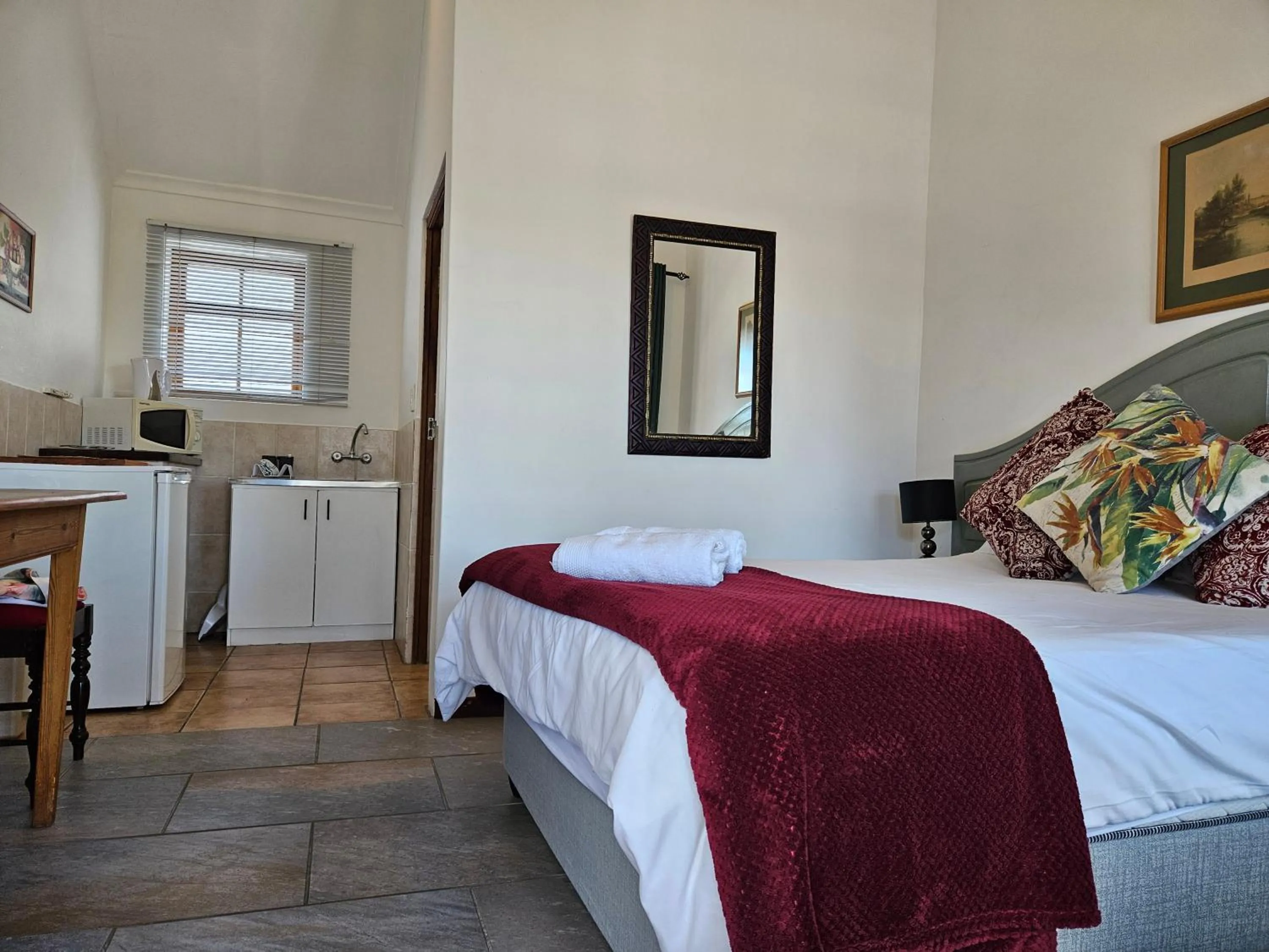 Bed in Kelkiewyn Guesthouse Caledon