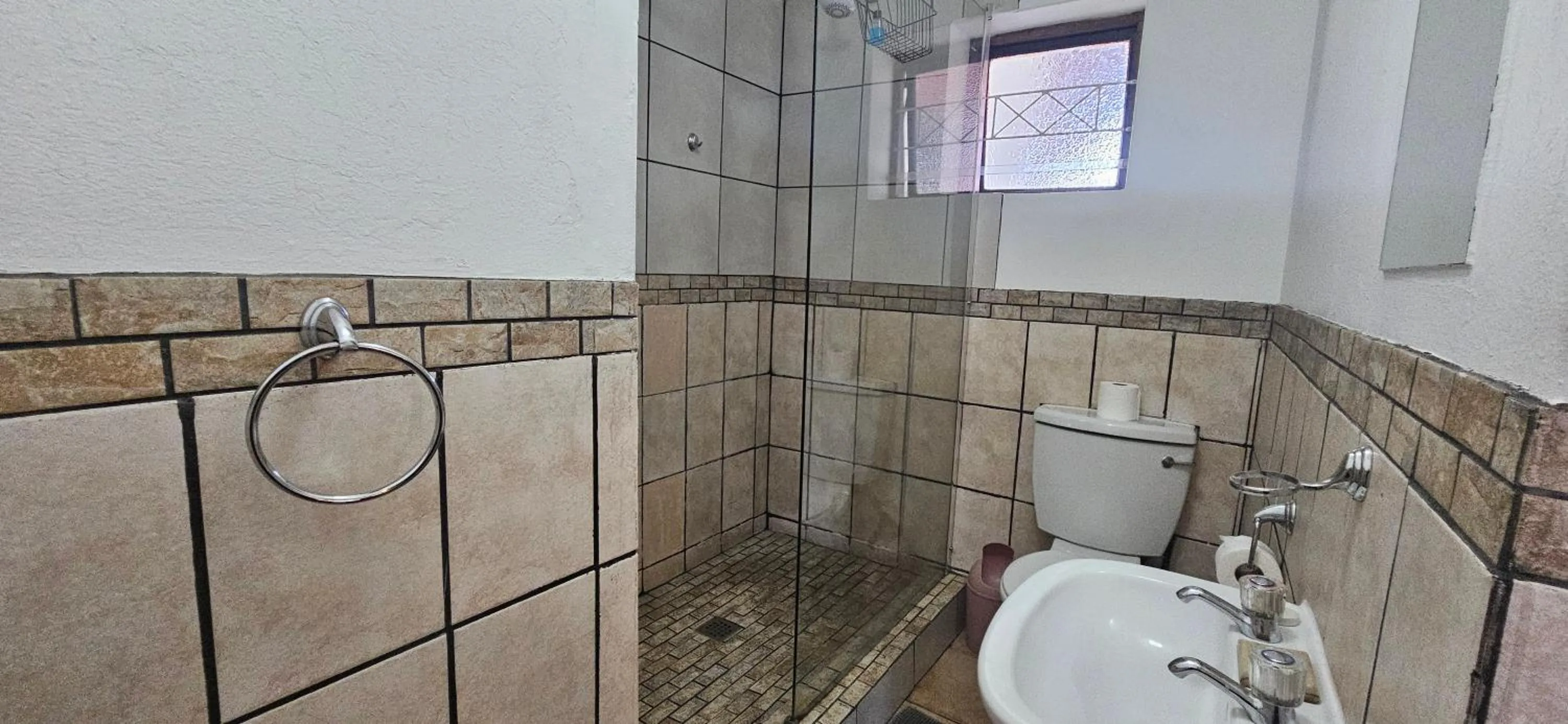 Shower in Kelkiewyn Guesthouse Caledon