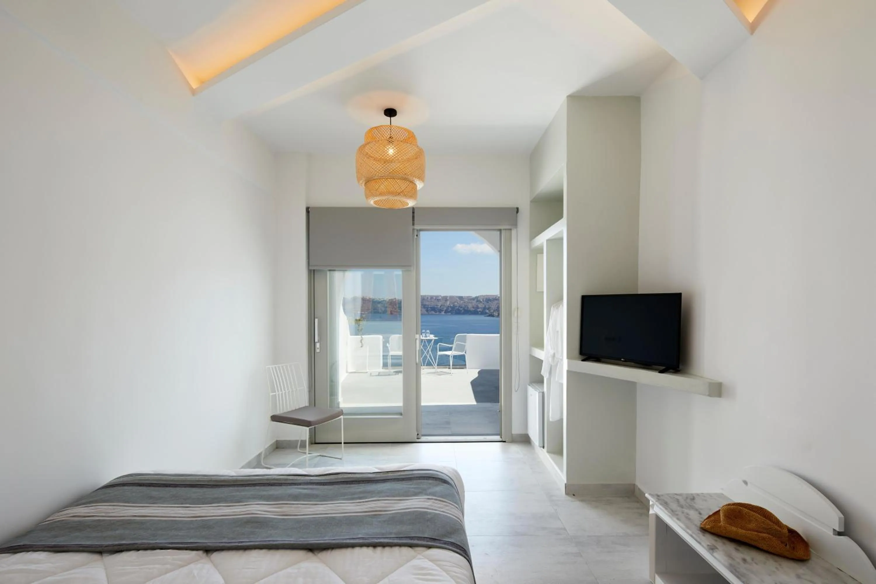 Photo of the whole room, Bed in Santorini View