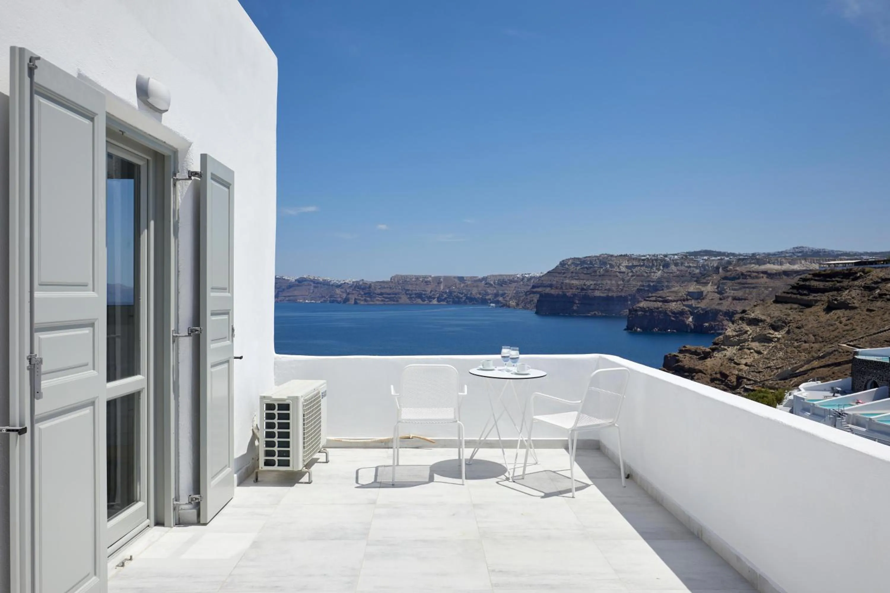 Photo of the whole room in Santorini View