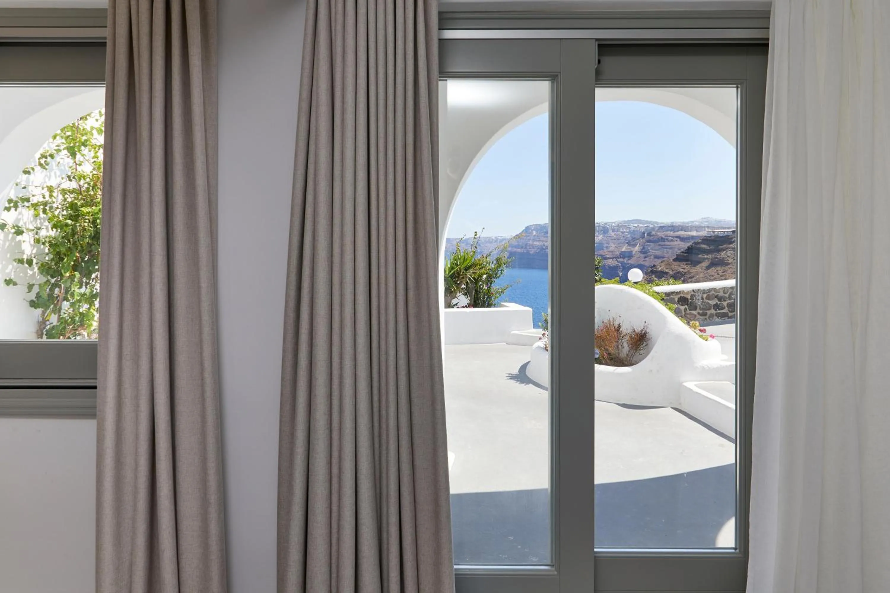 Photo of the whole room in Santorini View