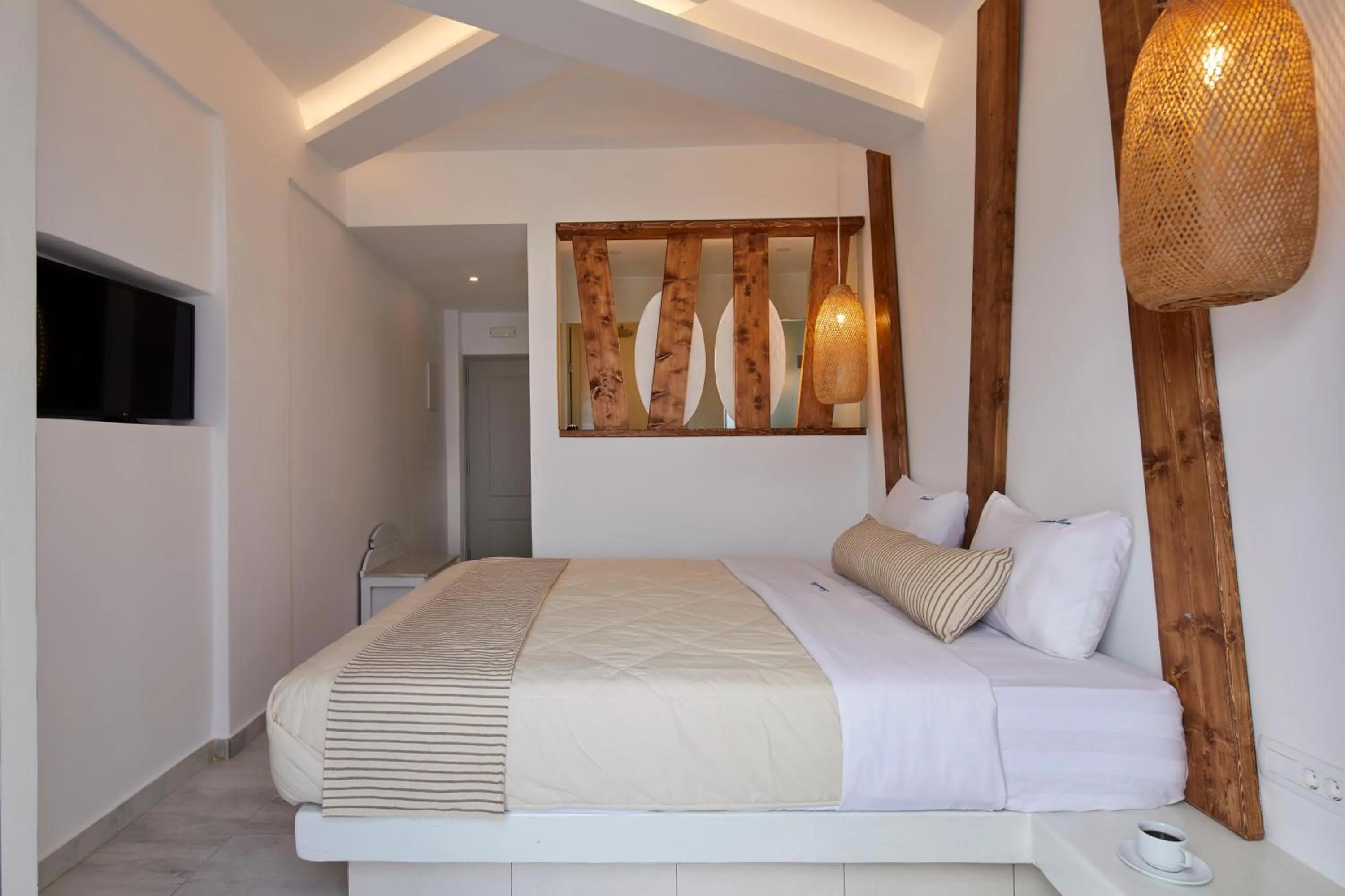 Photo of the whole room, Bed in Santorini View