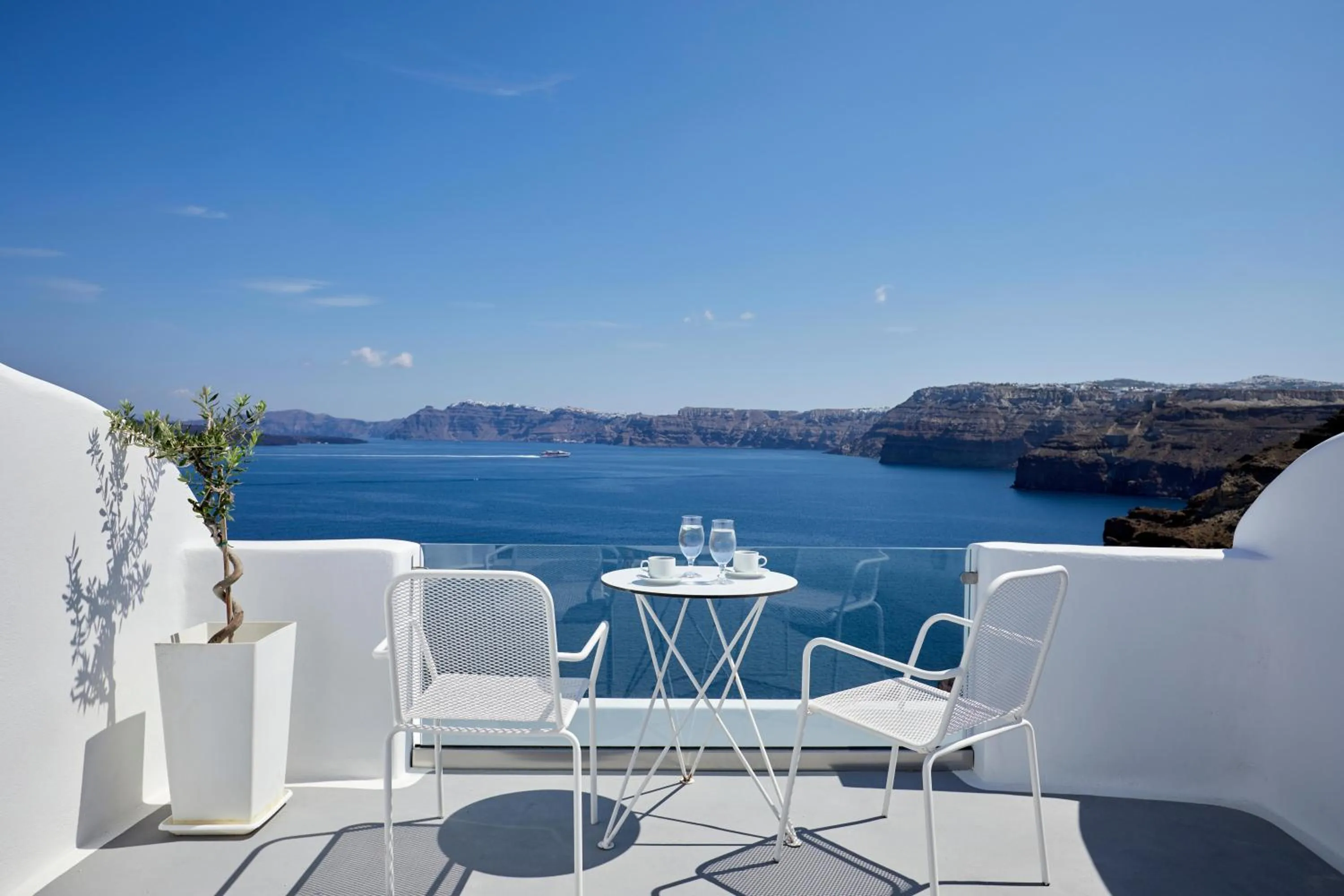 Photo of the whole room in Santorini View