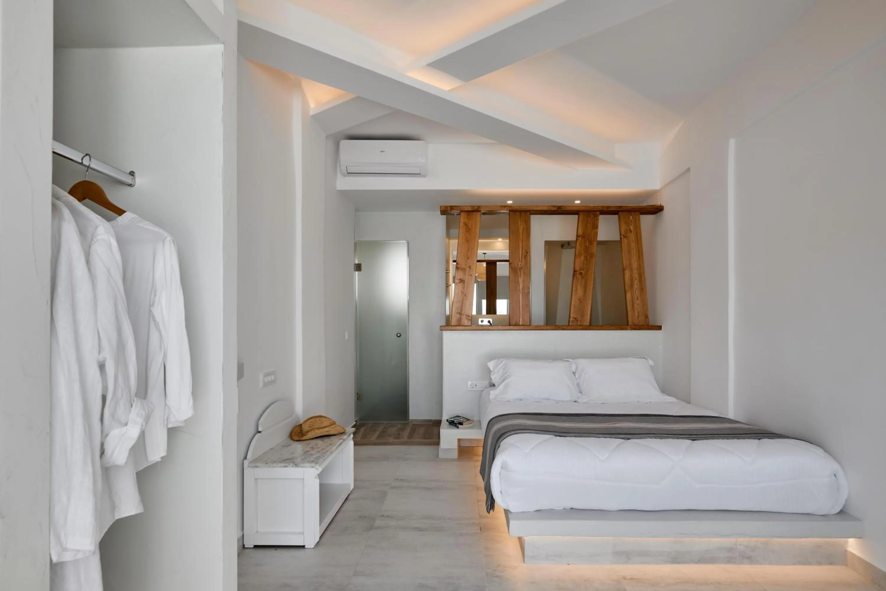 Photo of the whole room, Bed in Santorini View