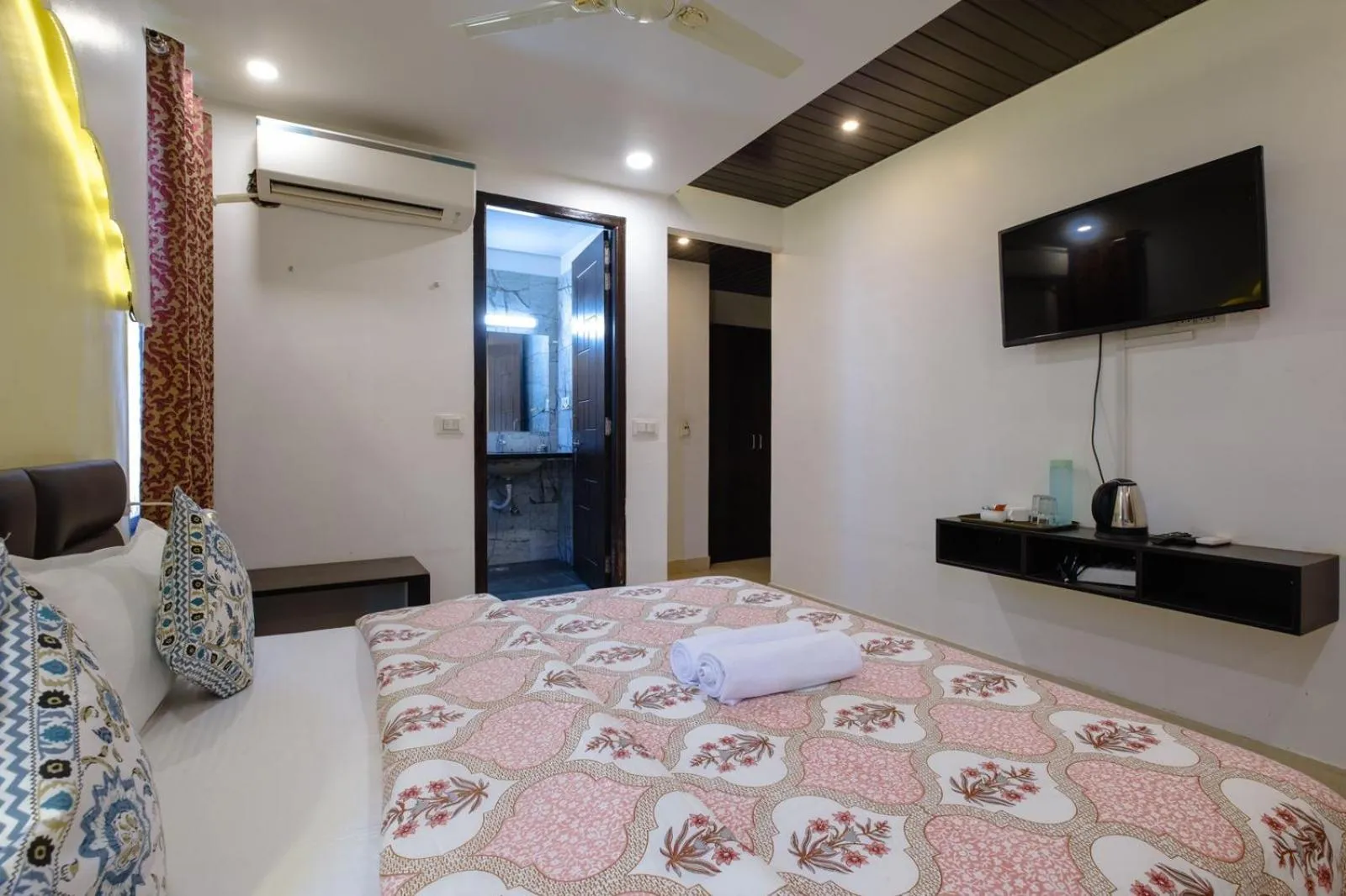 Property building, Bed in Satkar Retreat - Udaipur