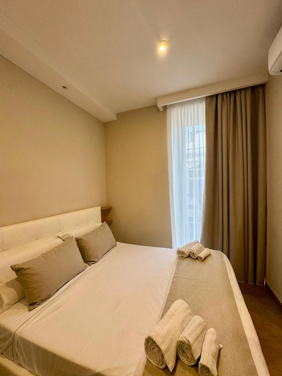 Bedroom, Bed in Philip Royal