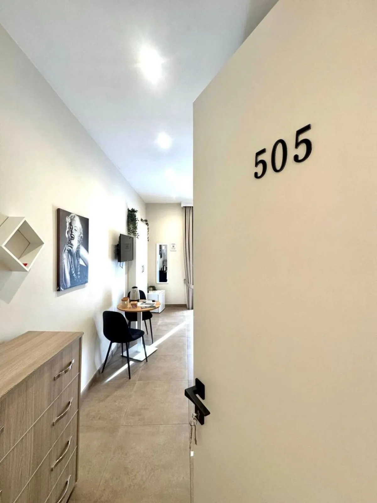 Photo of the whole room in Philip Royal