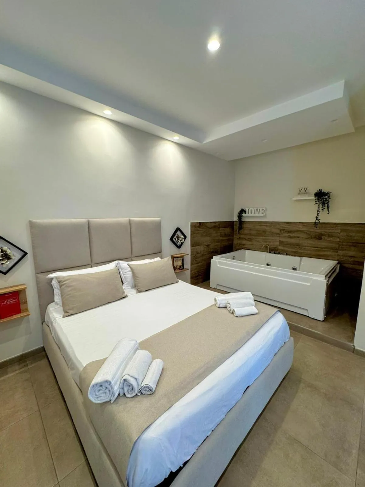 Hot Tub, Bed in Philip Royal